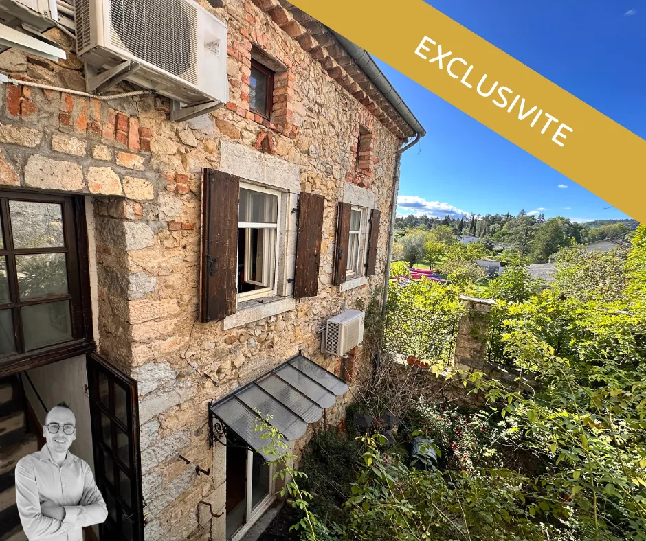 Charmante maison de ville avec cour et fort potentiel à Vallon-Pont-d’Arc 