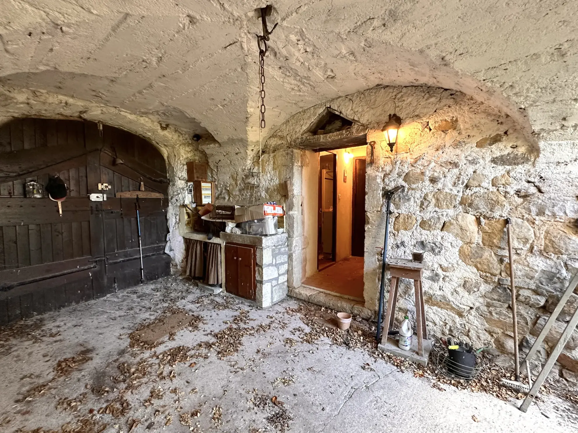 Charmante maison de ville avec cour et fort potentiel à Vallon-Pont-d’Arc 