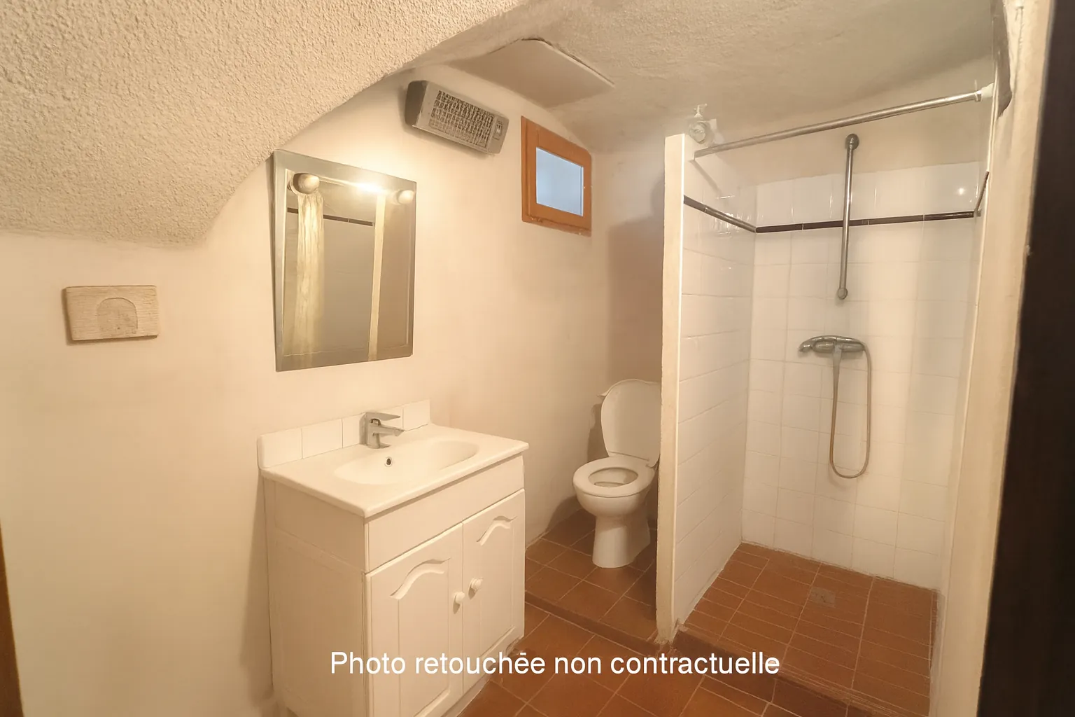 Charmante maison de ville avec cour et fort potentiel à Vallon-Pont-d’Arc 