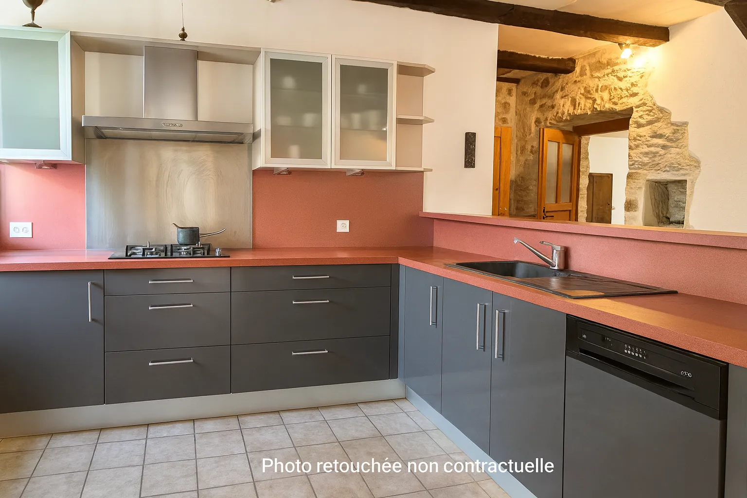 Charmante maison de ville avec cour et fort potentiel à Vallon-Pont-d’Arc 