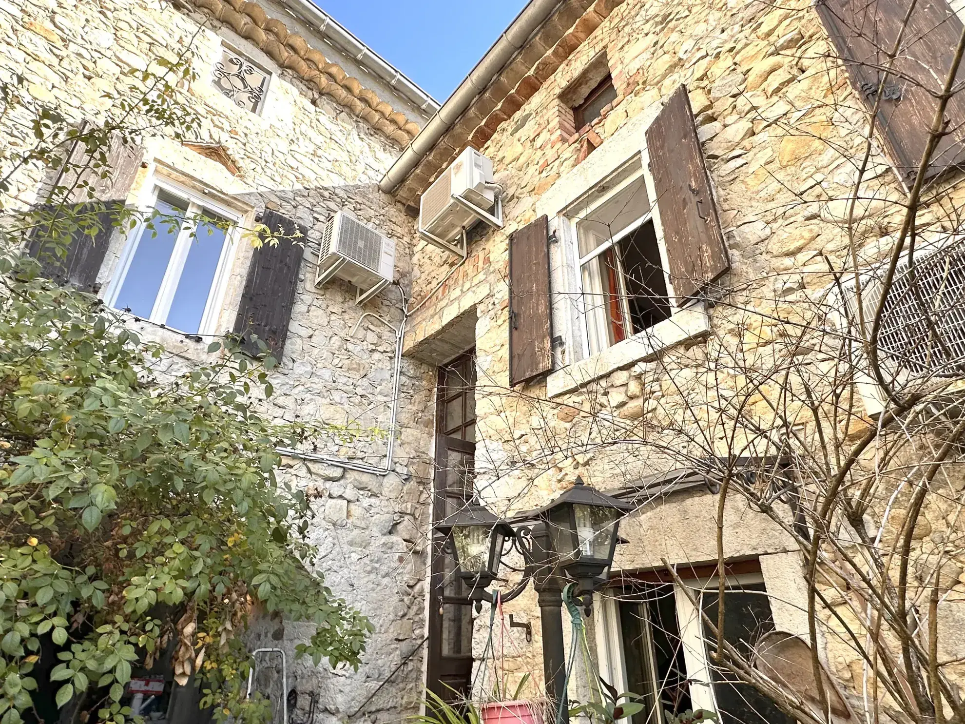 Charmante maison de ville avec cour et fort potentiel à Vallon-Pont-d’Arc 