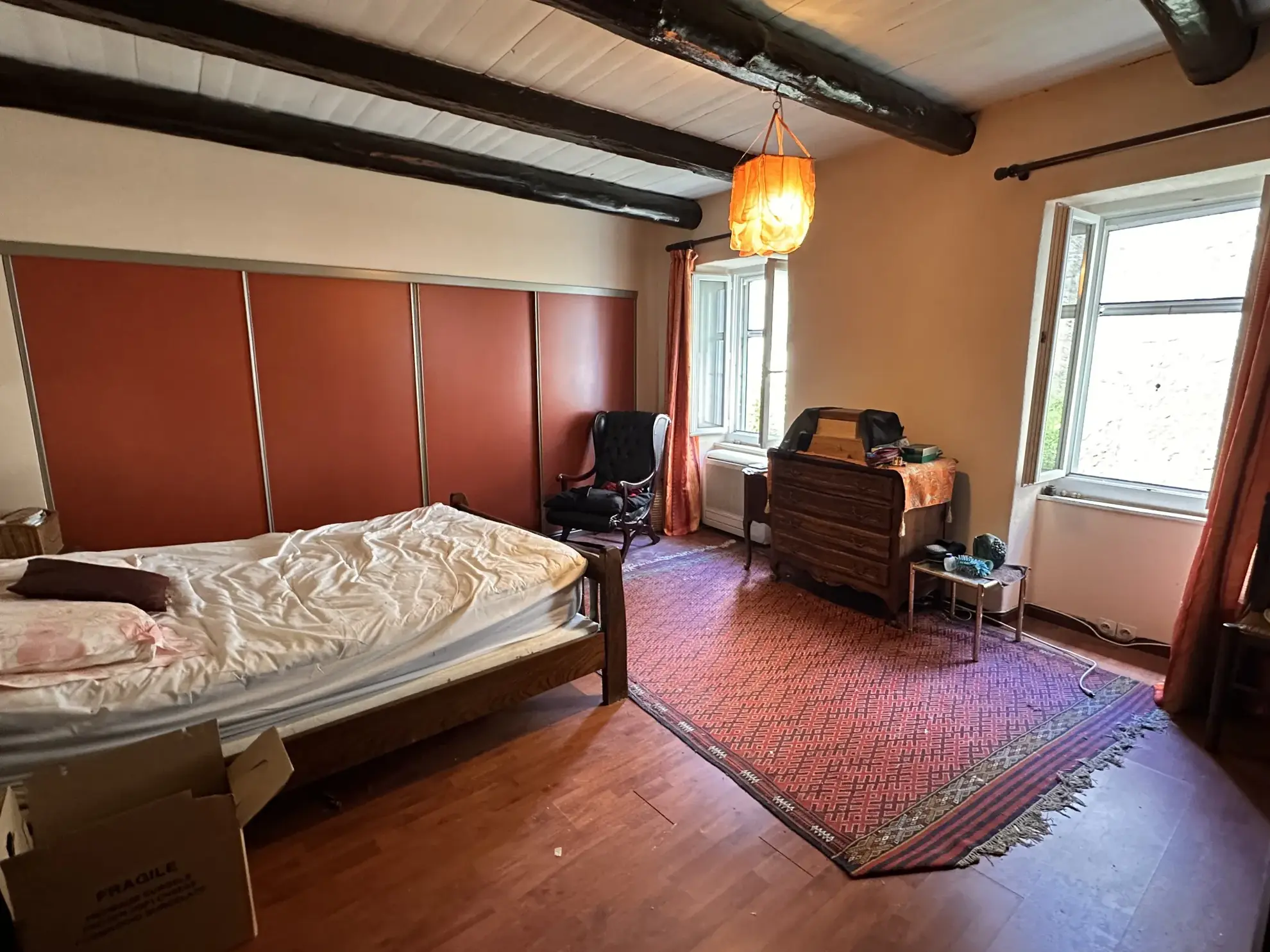 Charmante maison de ville avec cour et fort potentiel à Vallon-Pont-d’Arc 