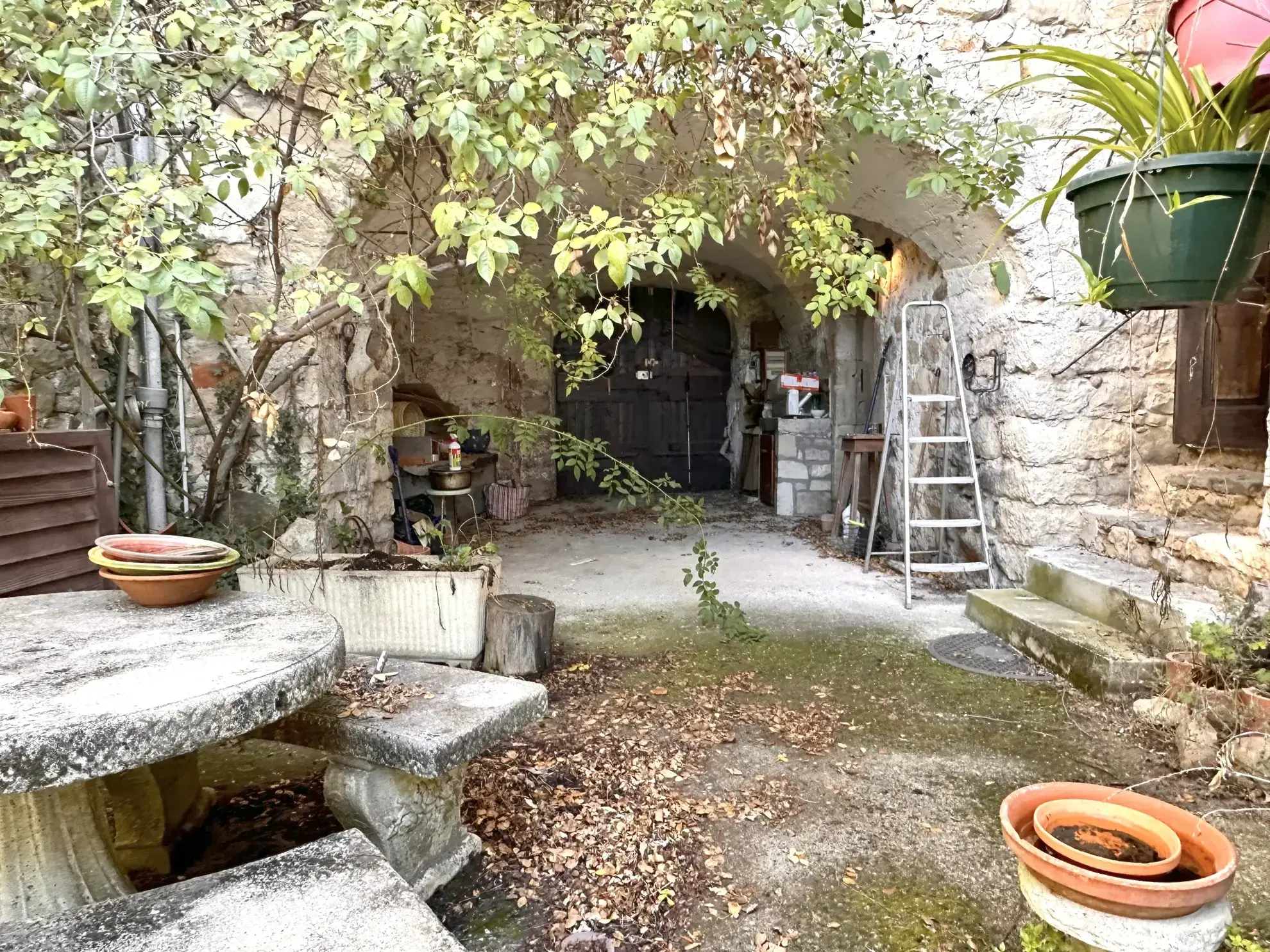 Charmante maison de ville avec cour et fort potentiel à Vallon-Pont-d’Arc 