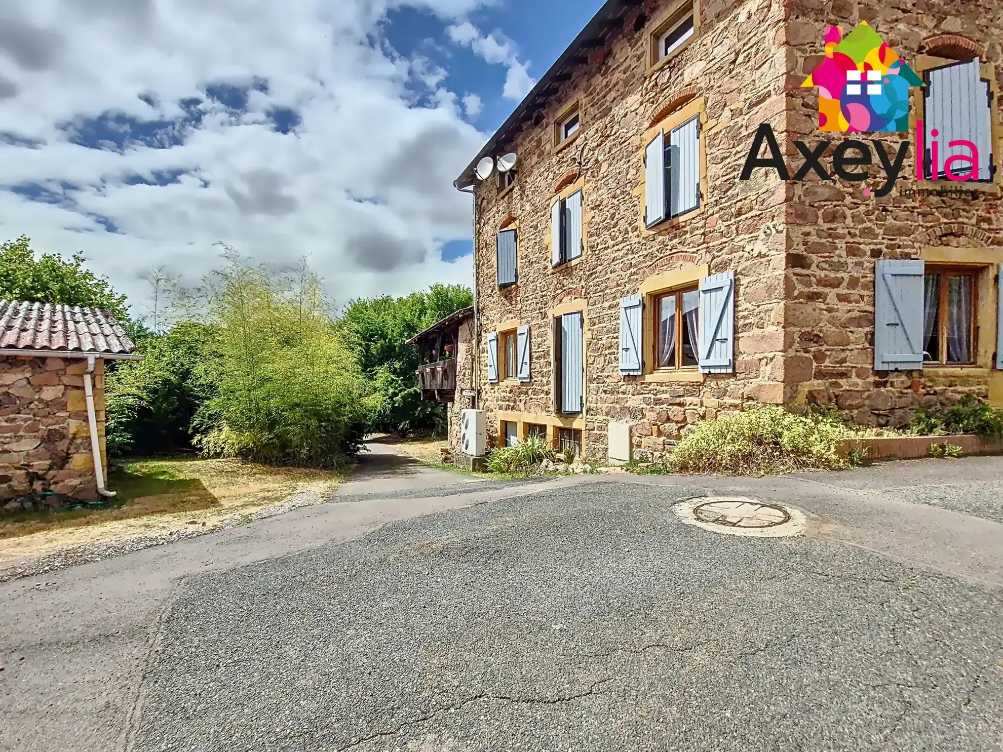 Maison en pierre à vendre à Cuinzier avec 3 chambres et terrain - Proche Charlieu 