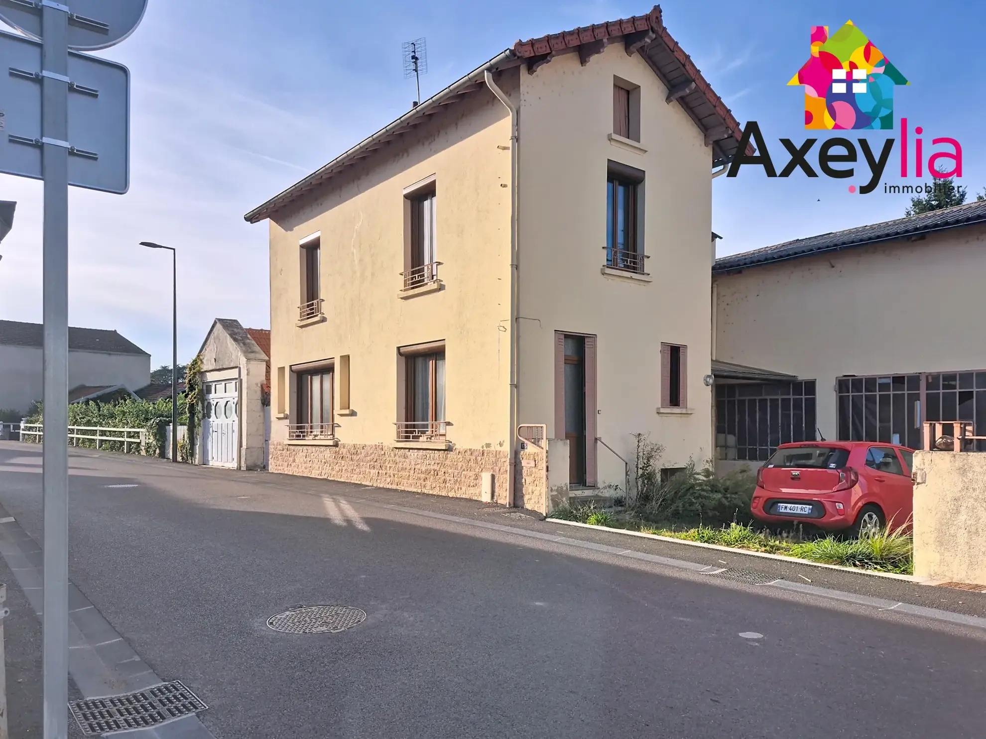 Maison ancienne avec garage et terrain constructible à La Pacaudière