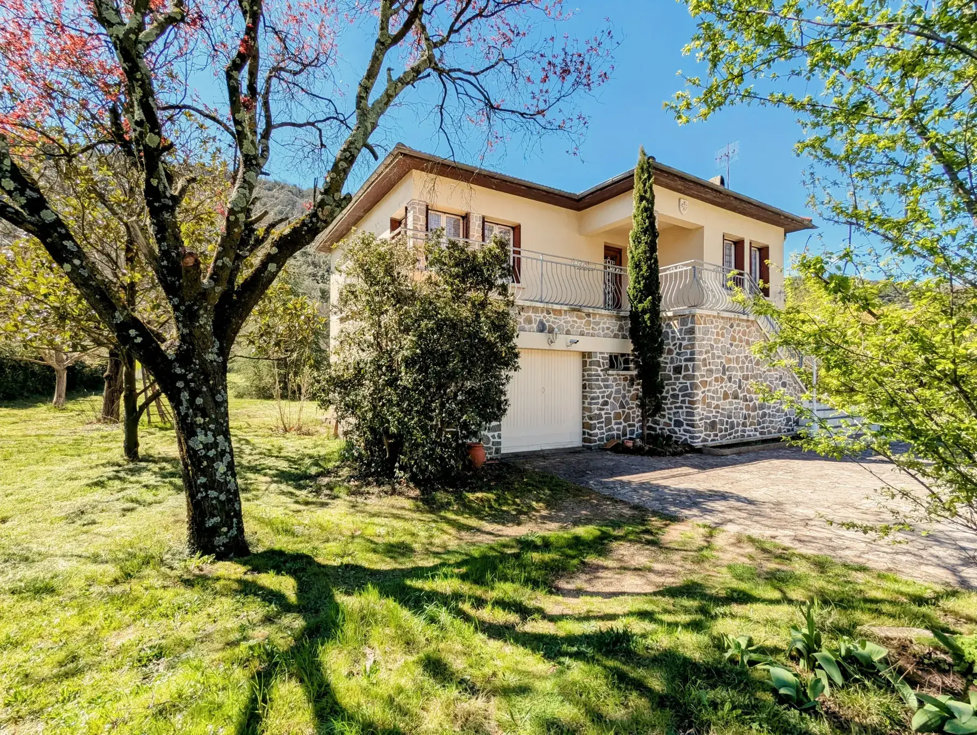 Rare propriété avec grand terrain plat et vue dégagée dans le Haut-Languedoc