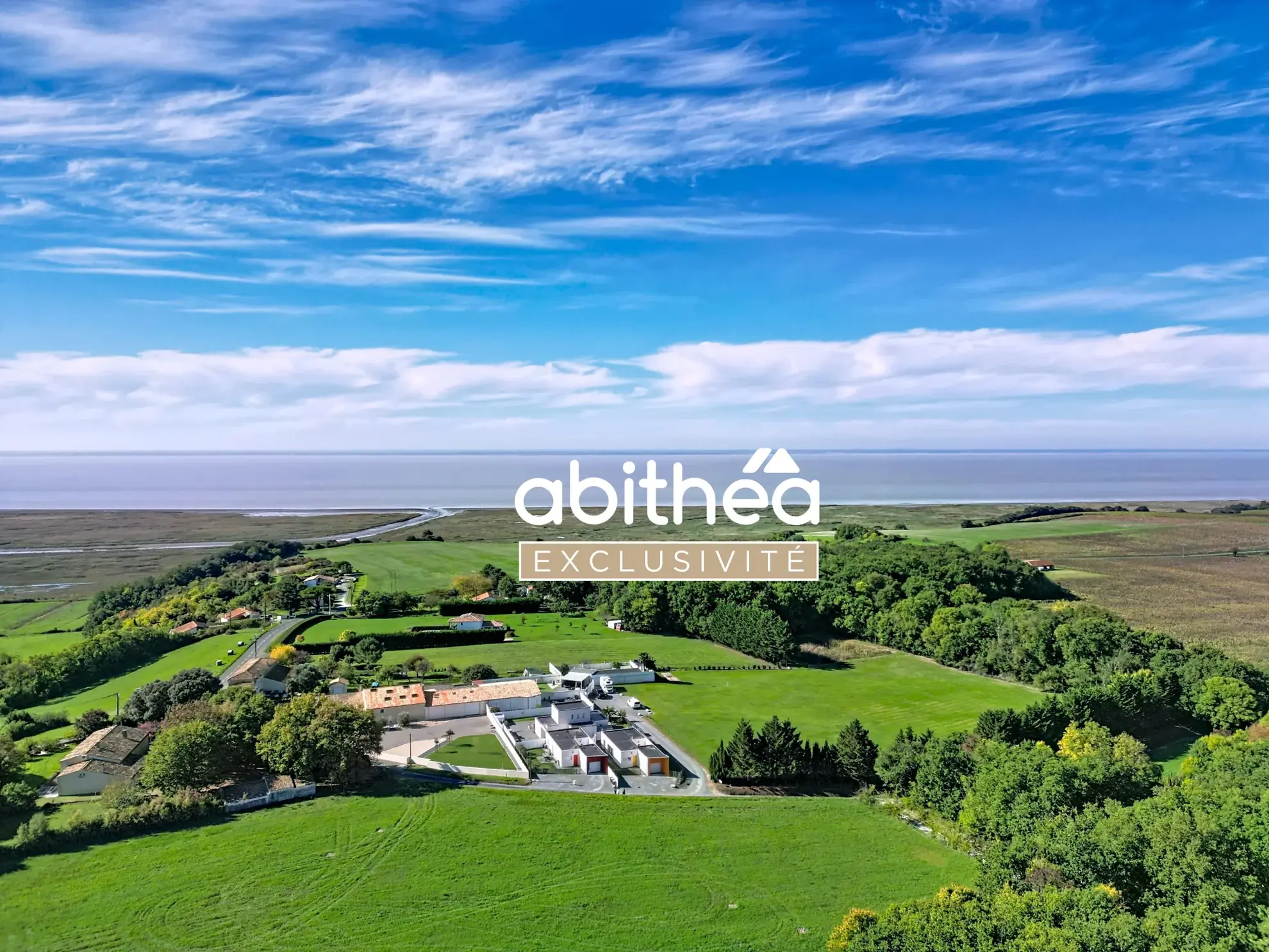 Maison contemporaine de plain-pied avec garage et patio à Mortagne-sur-Gironde