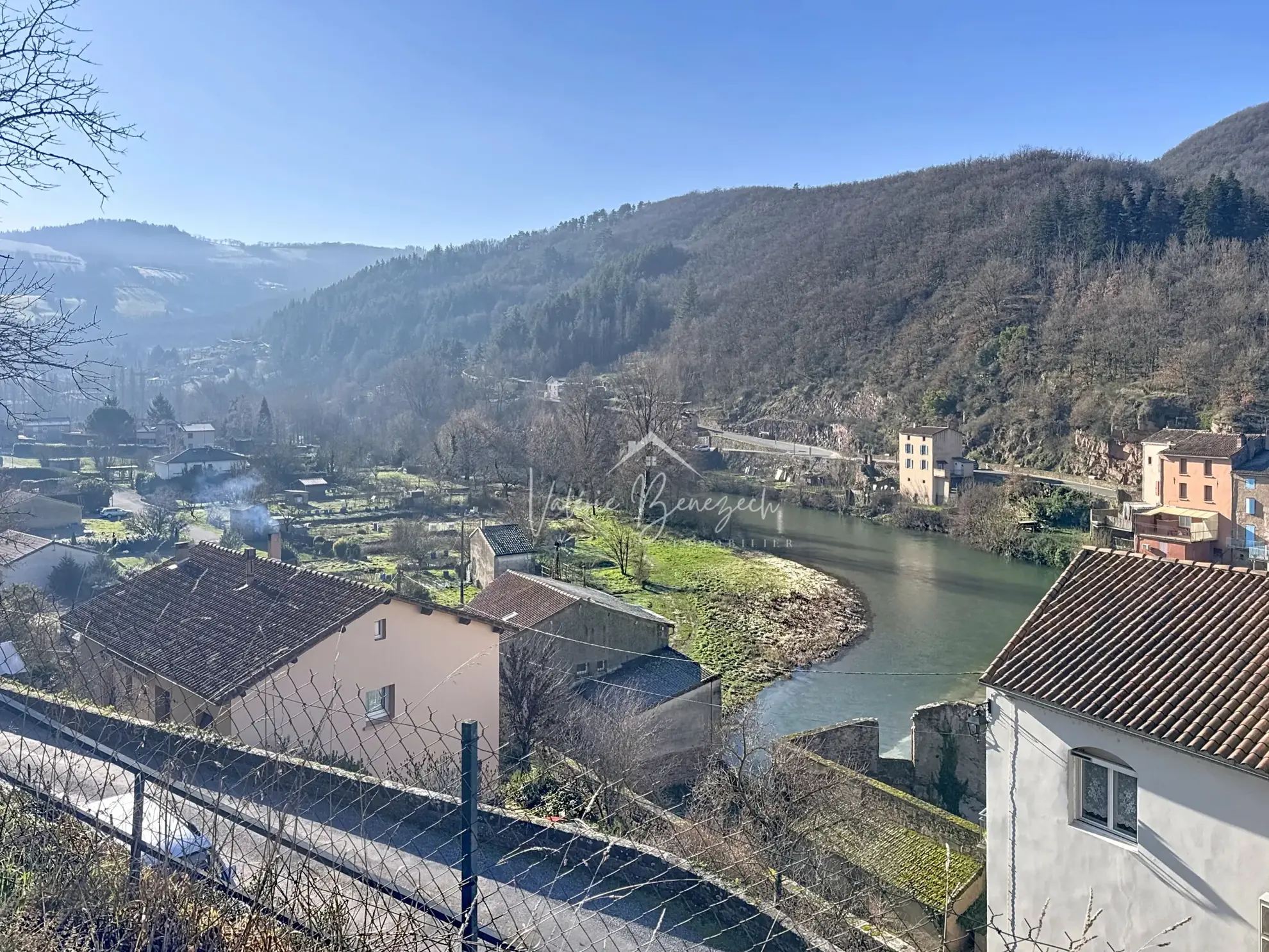 Maison de village avec terrasse, jardin et vue imprenable sur la rivière à Camarès 
