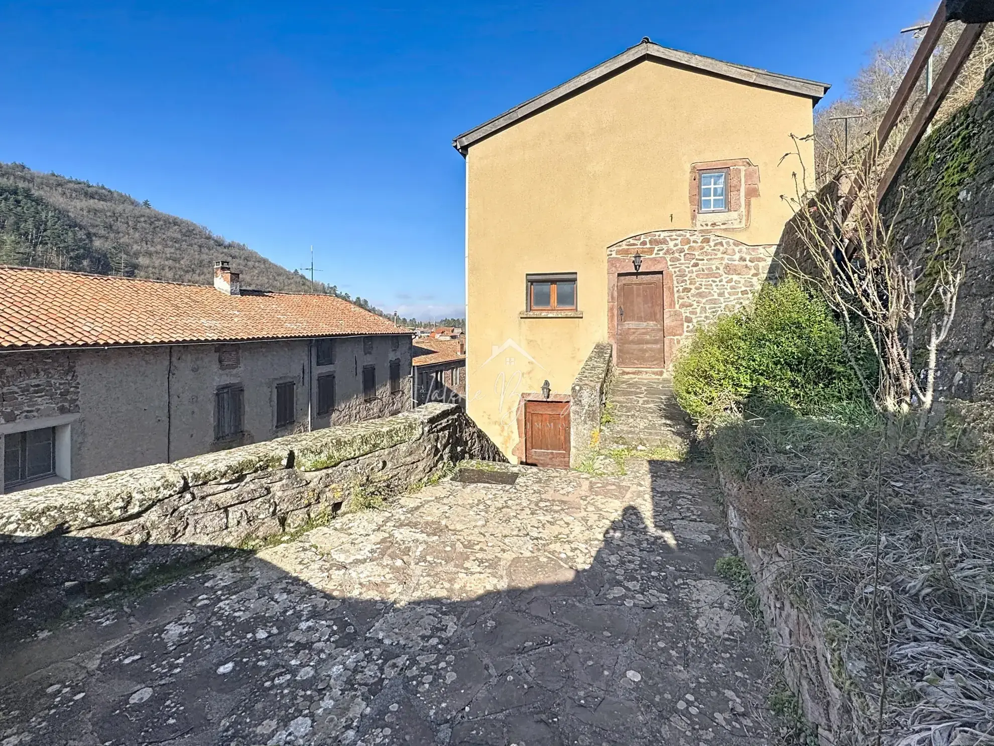 Maison de village avec terrasse, jardin et vue imprenable sur la rivière à Camarès