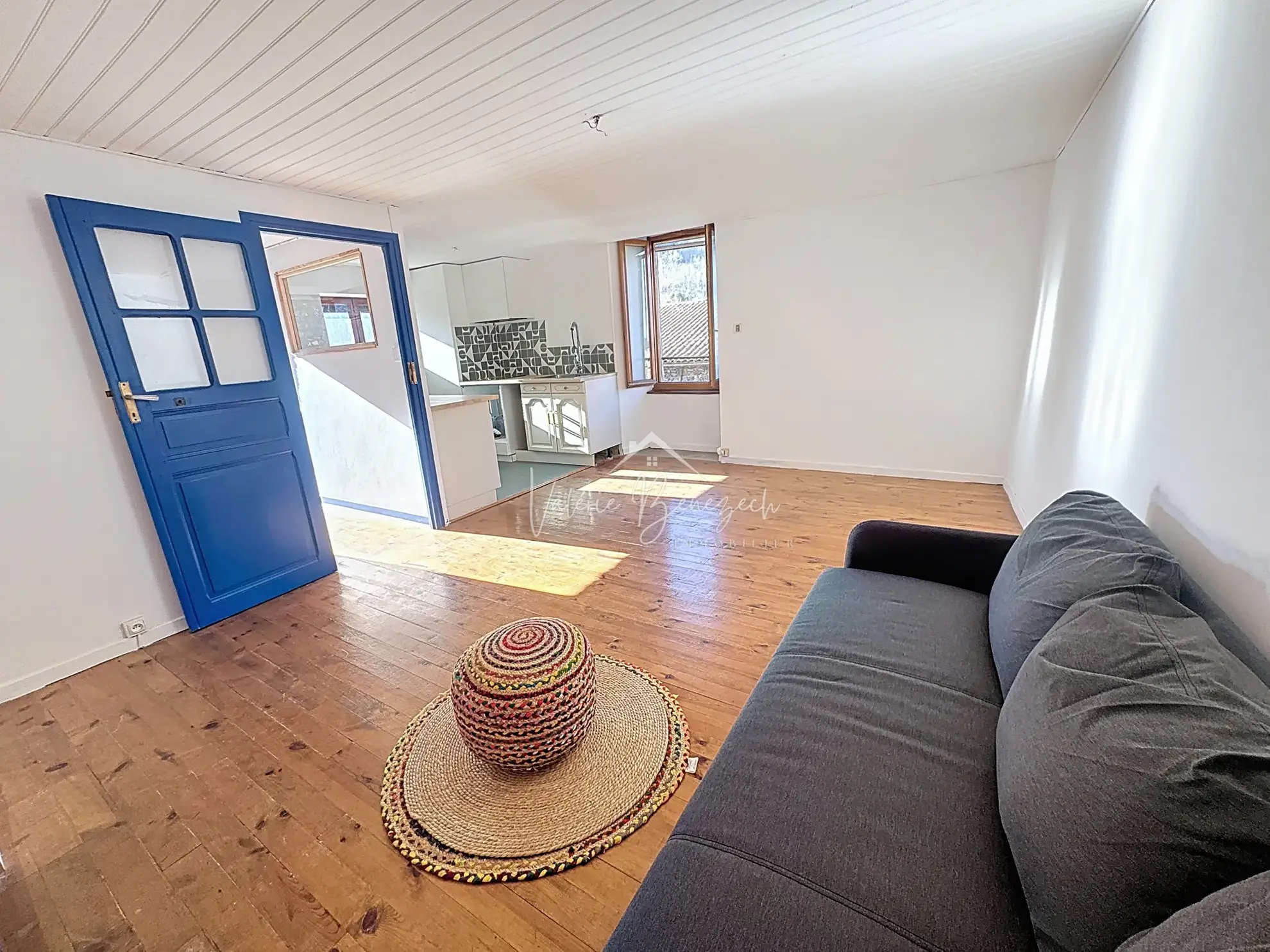 Maison de village avec terrasse, jardin et vue imprenable sur la rivière à Camarès 