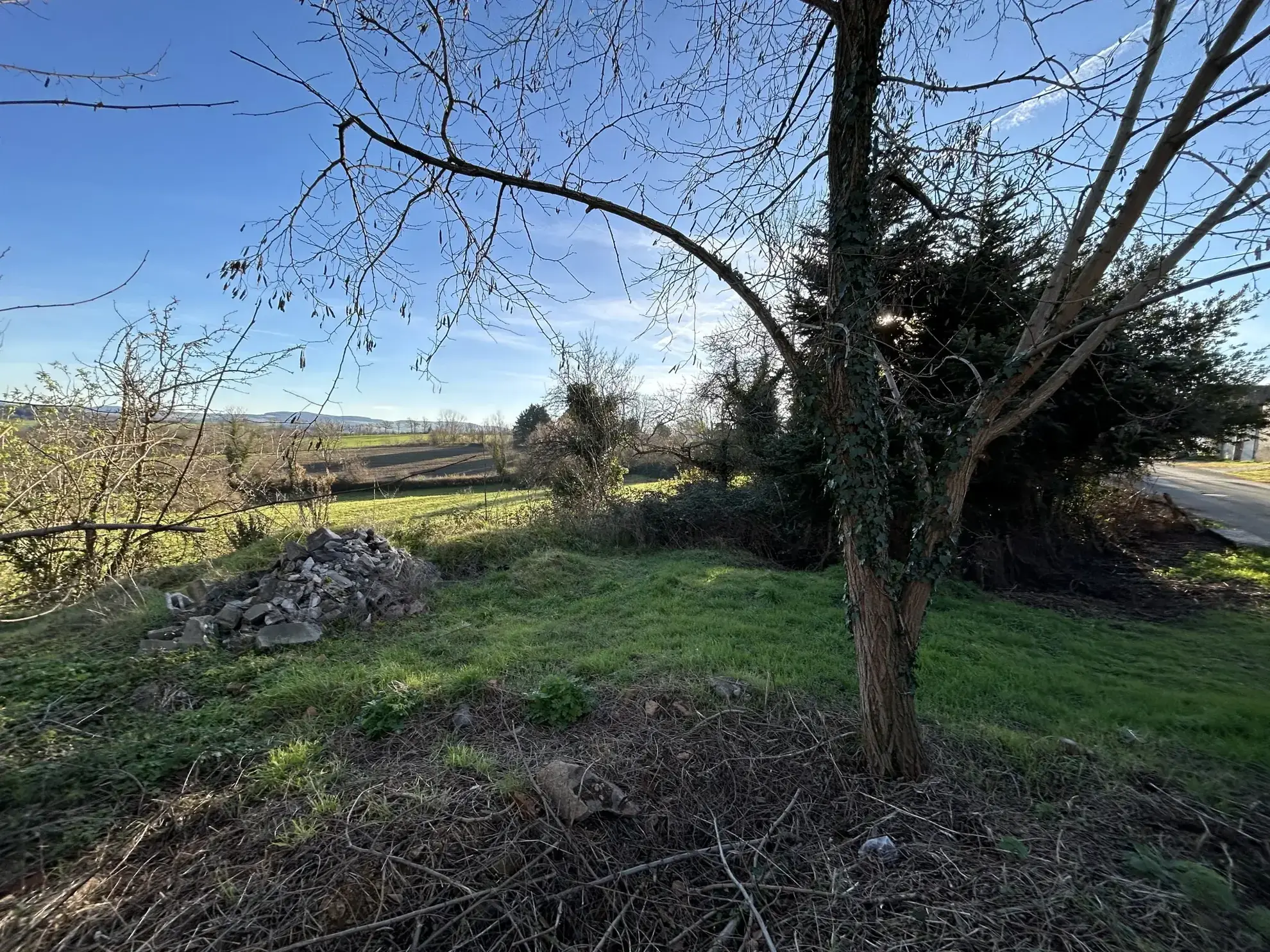 Terrain constructible de 605 m² à Neulise, proche commerces et accès autoroute