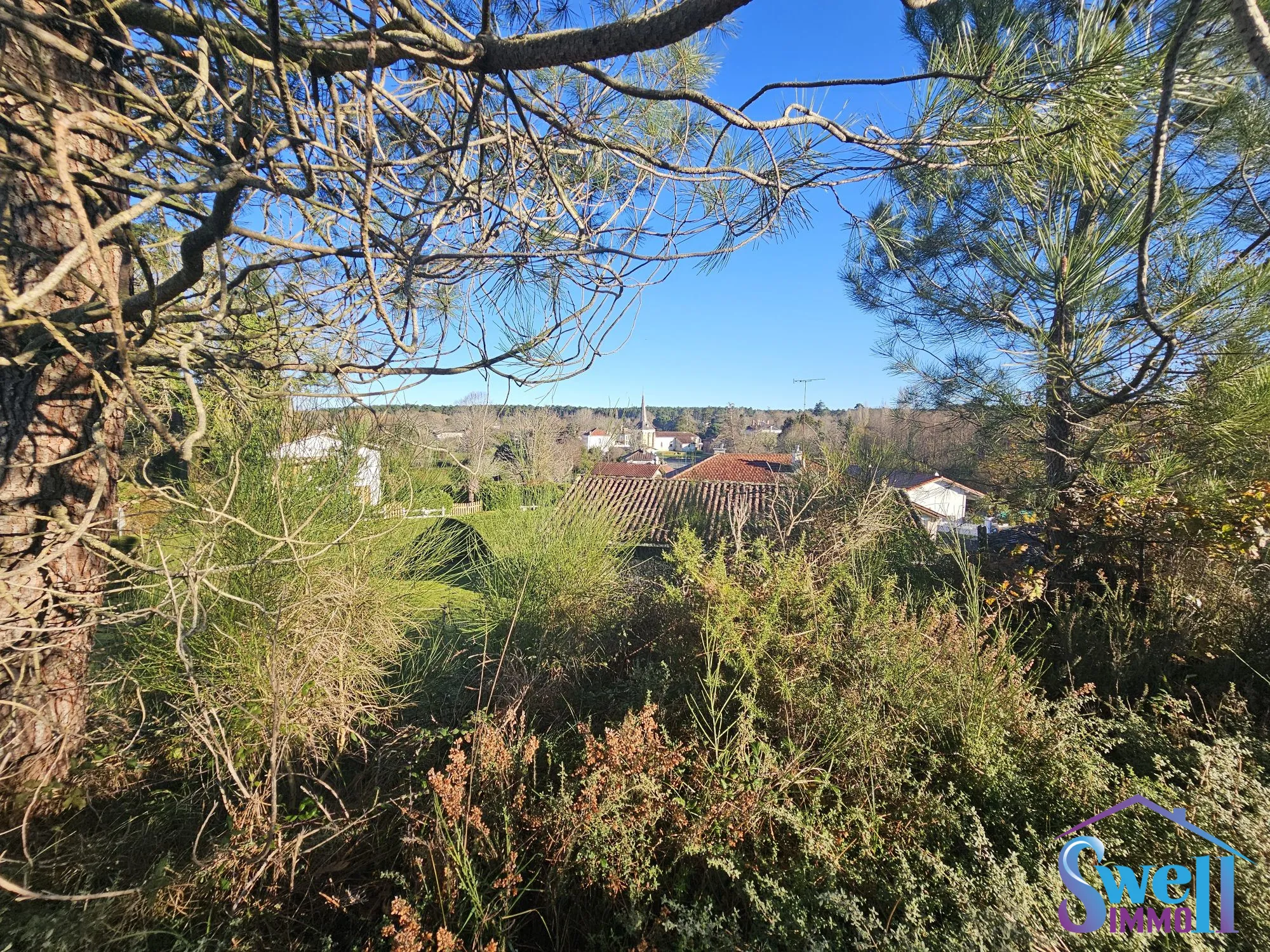 Terrain constructible de 1100 m² avec vue sur le village de Lévignacq