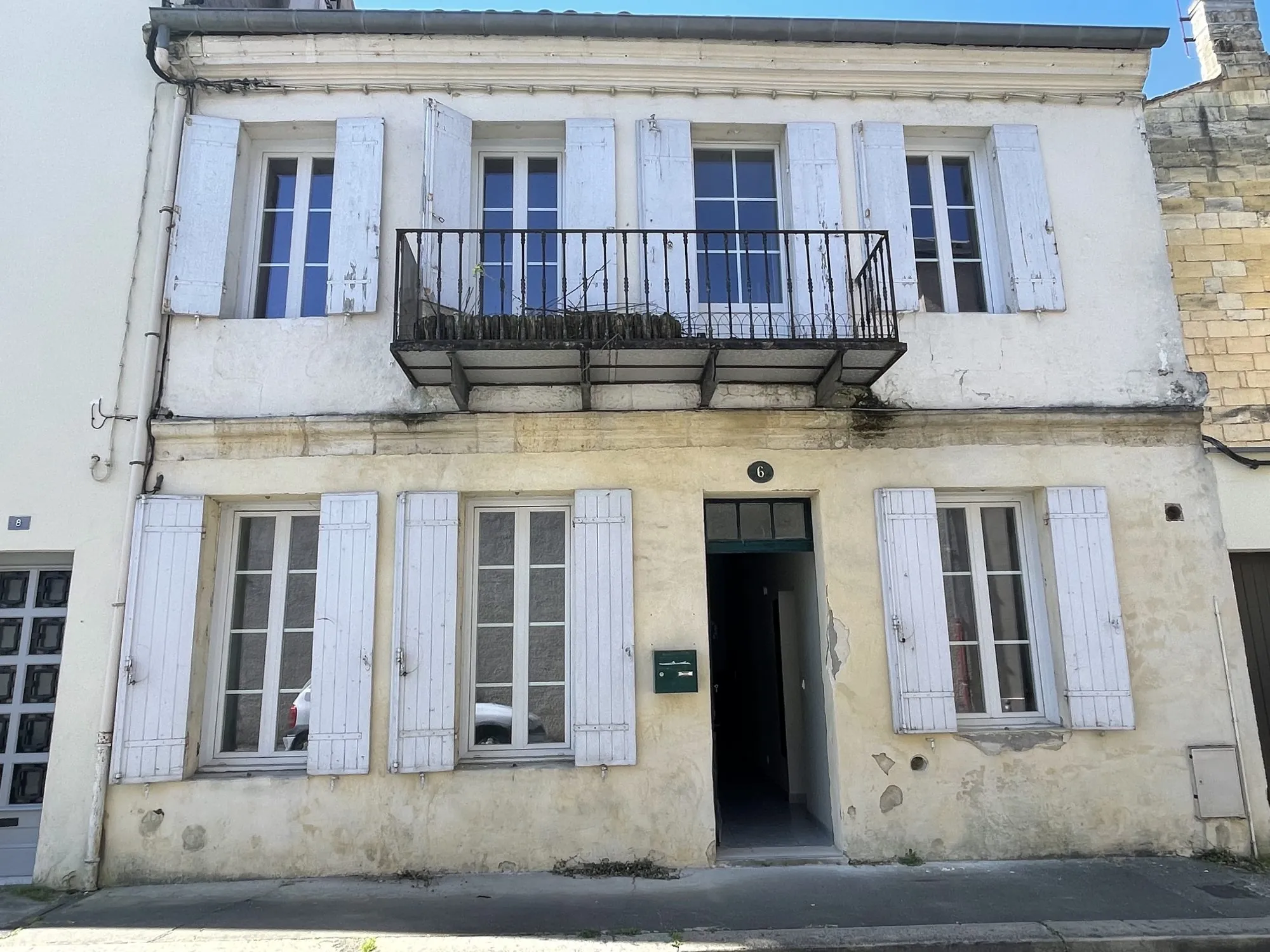 Maison de ville à Libourne proche Allées Tourny avec 2 chambres et bureau