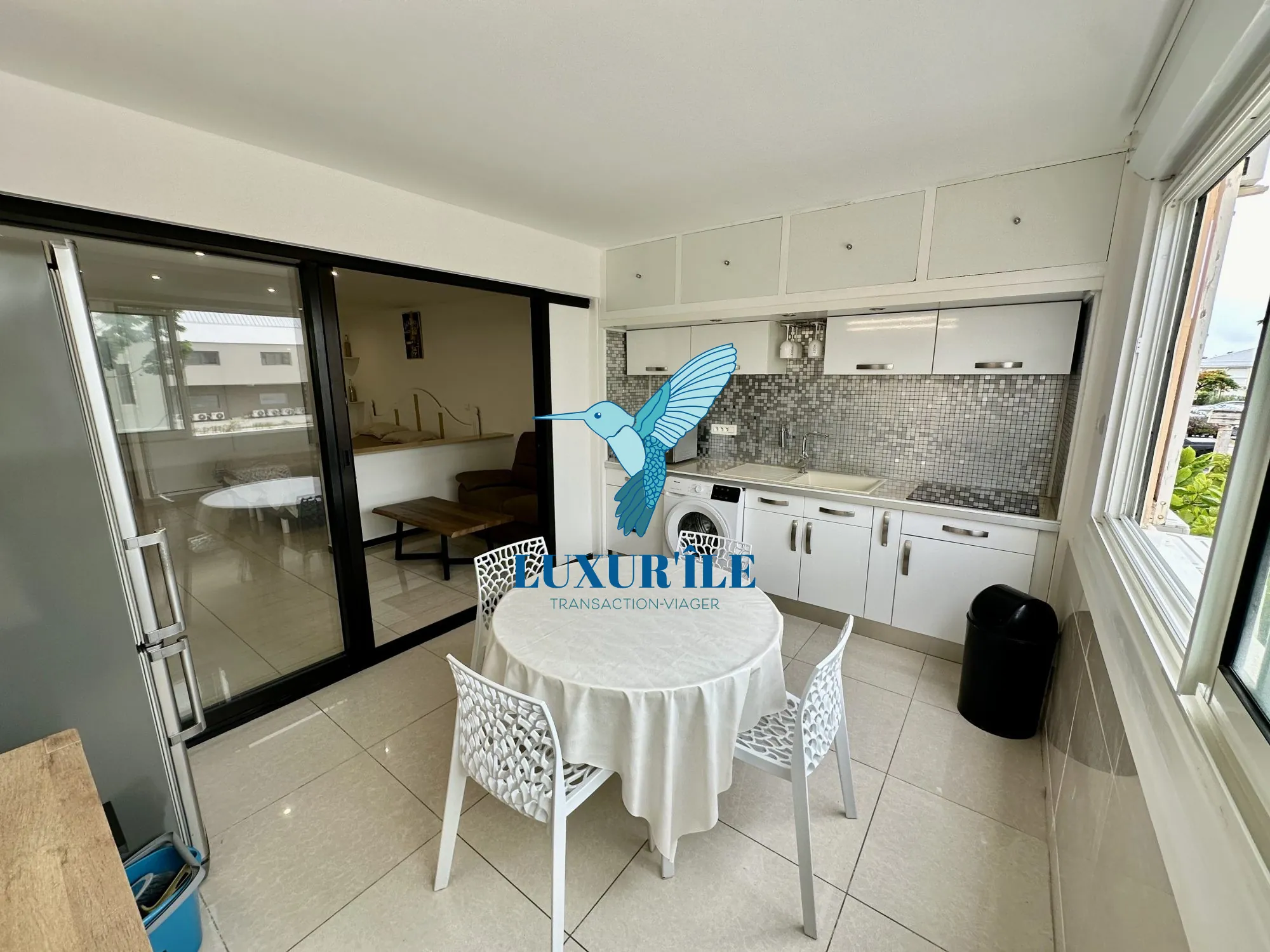 Grand studio rénové avec loggia et piscine à Saint-Martin - Idéal investissement 