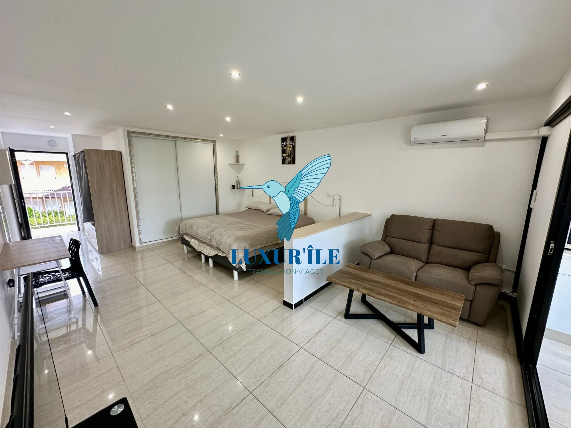 Grand studio rénové avec loggia et piscine à Saint-Martin - Idéal investissement 