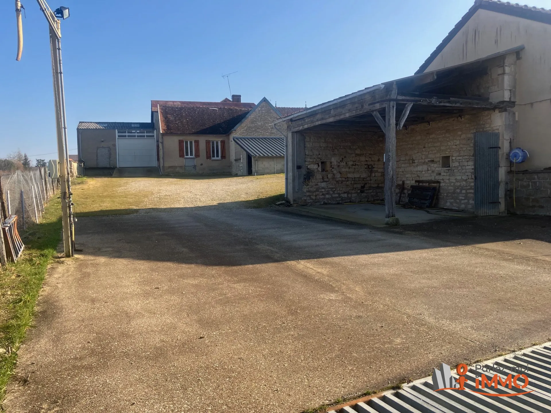 Maison ancienne habitable avec terrain à Chablis (89800) – Bonne opportunité 