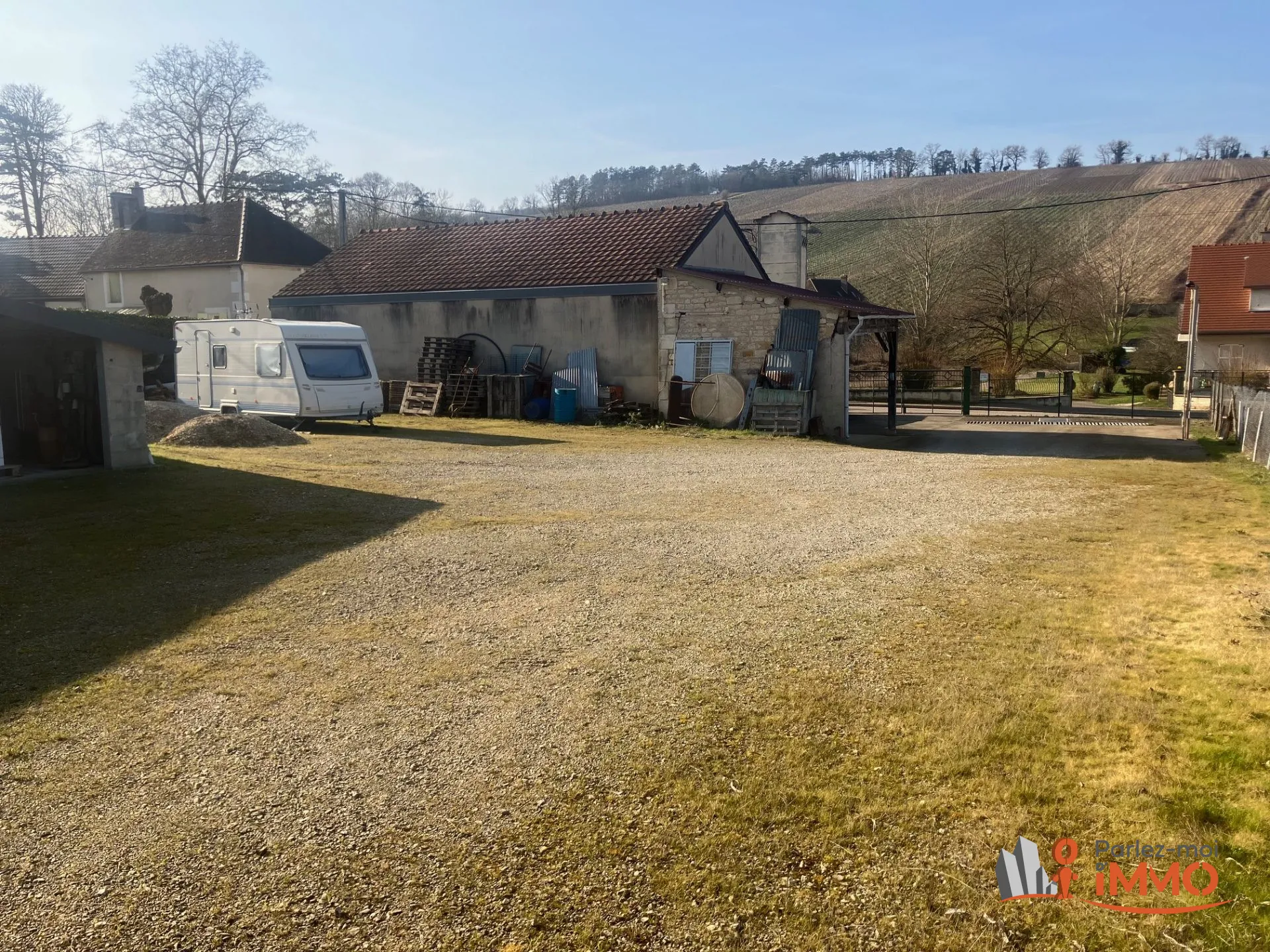 Maison ancienne habitable avec terrain à Chablis (89800) – Bonne opportunité 
