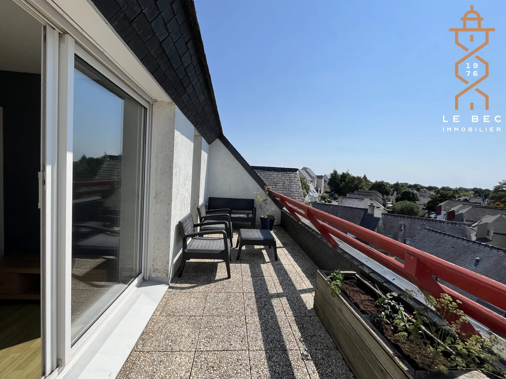 Appartement Type 2 avec Terrasse à Vannes - Vue Dégagée et Stationnement