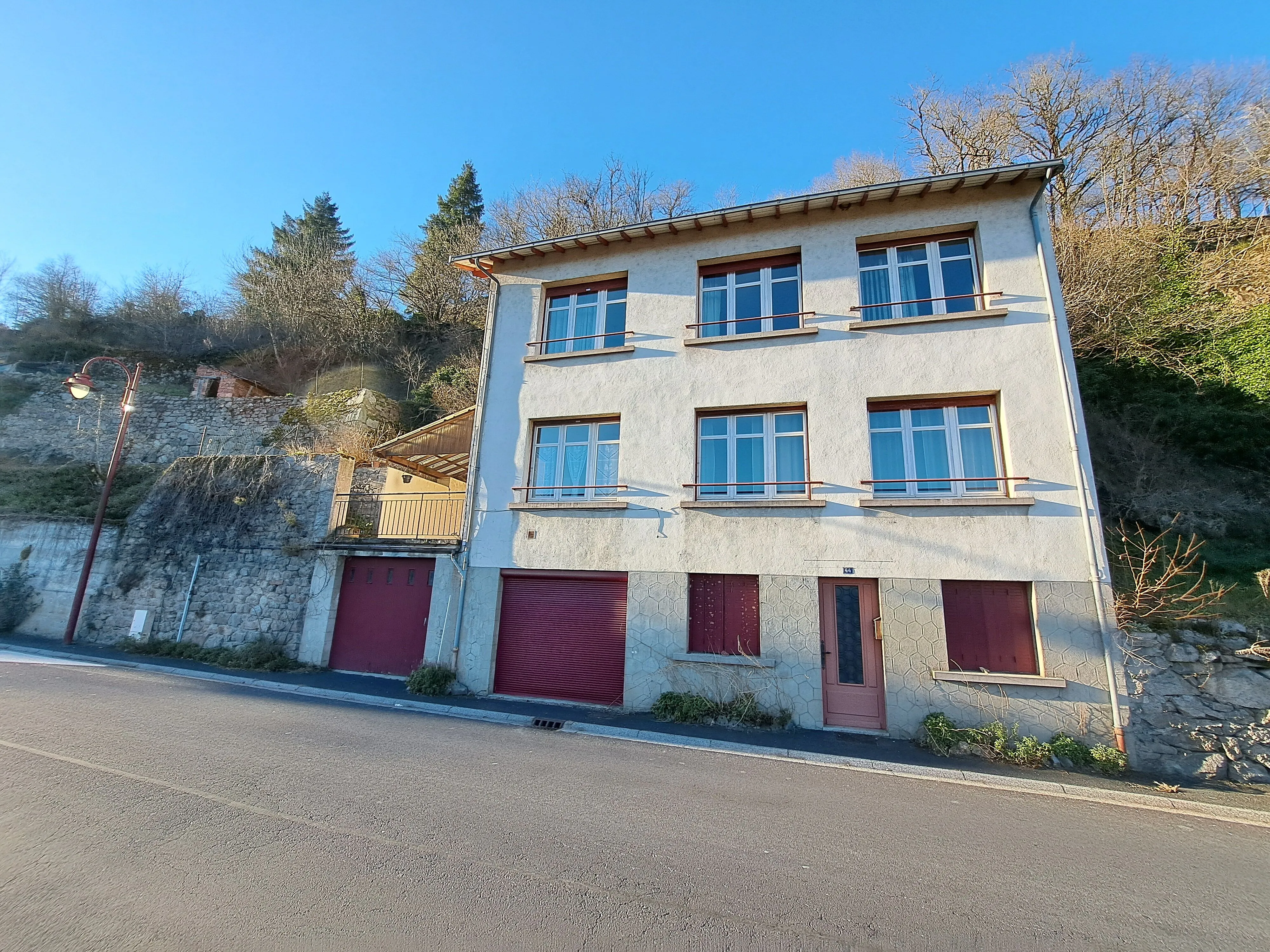 Maison à vendre à Olliergues avec vue sur le centre bourg de 114 m²
