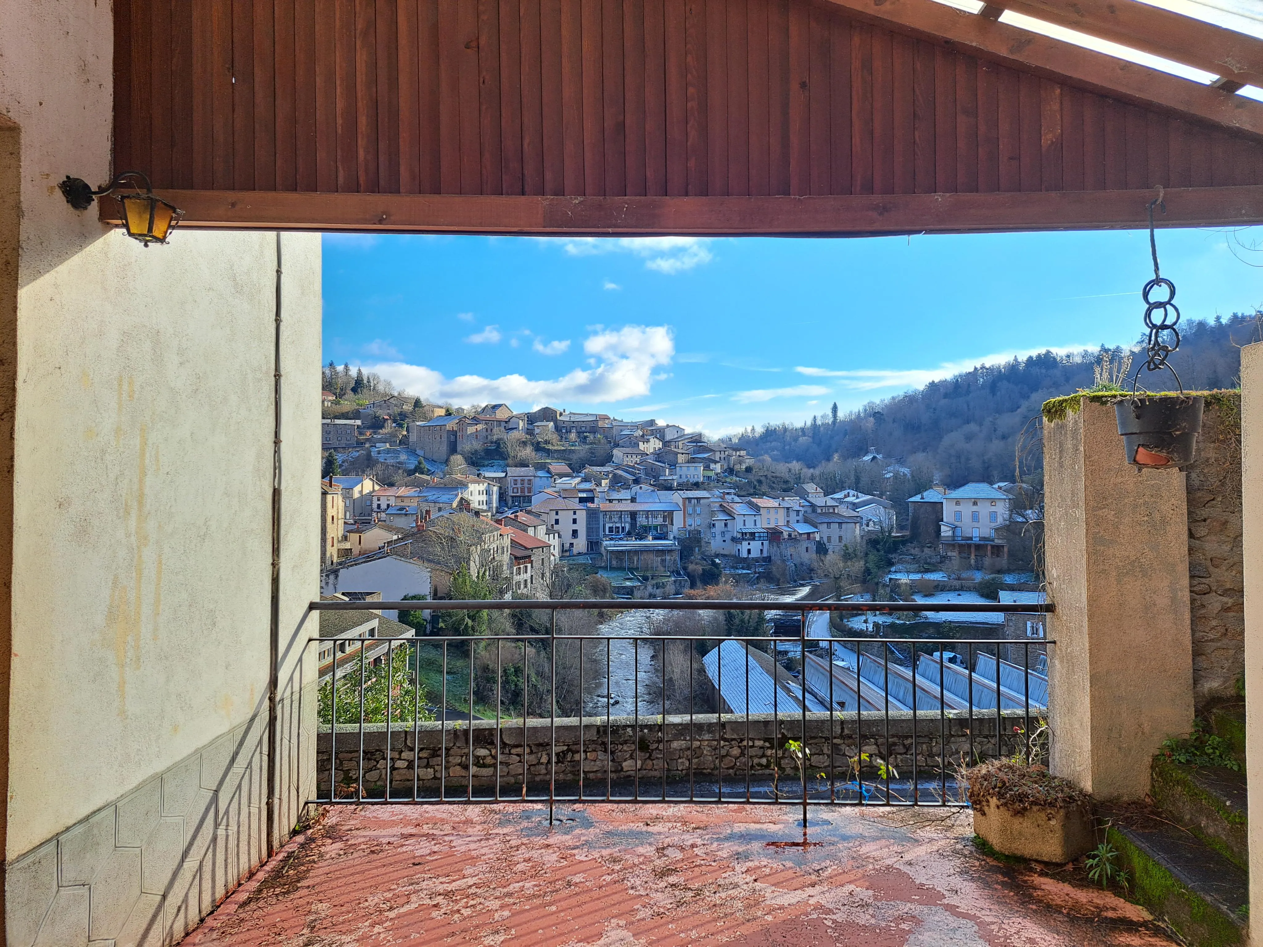 Maison à vendre à Olliergues avec vue sur le centre bourg de 114 m² 