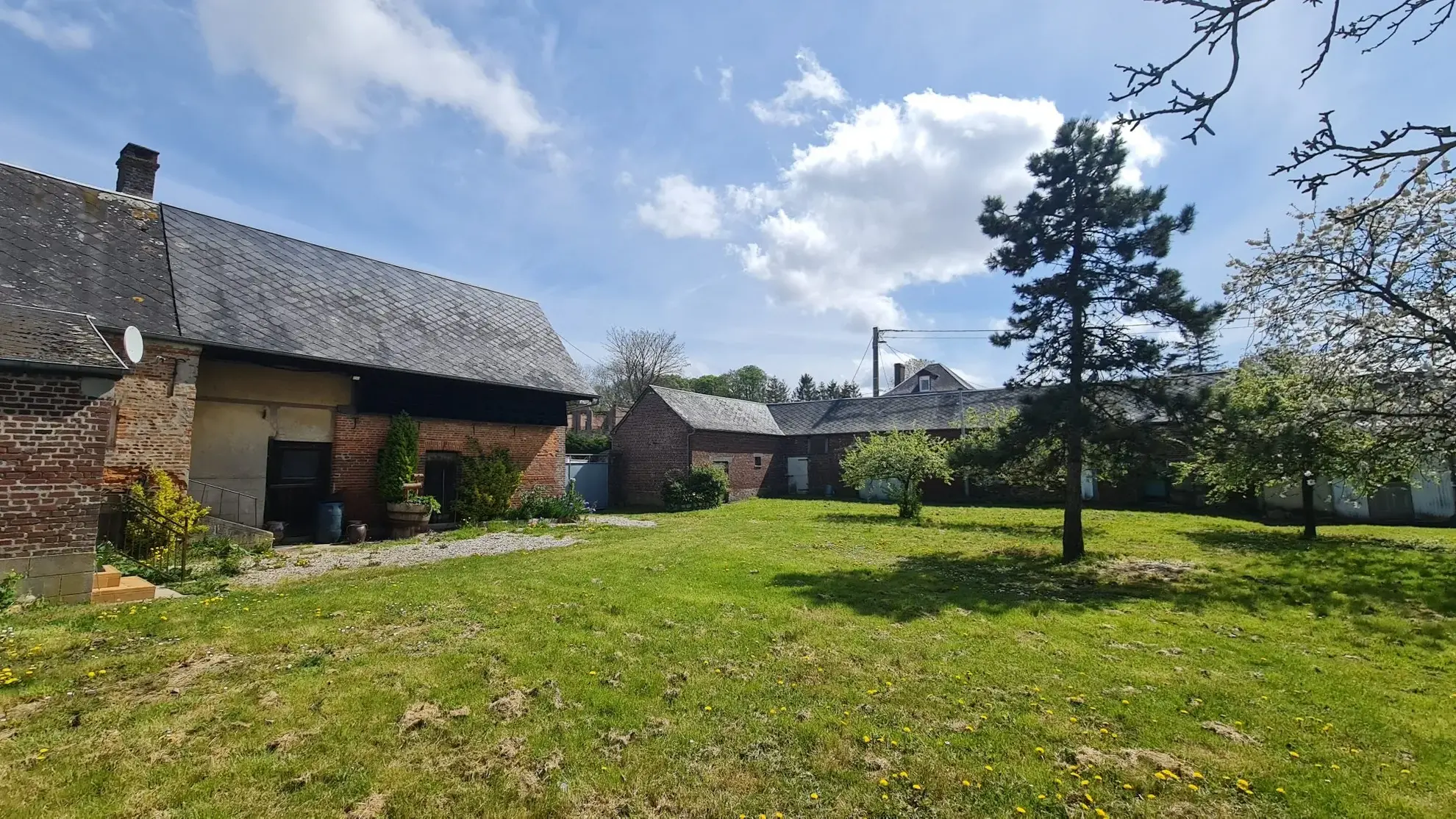 Corps de ferme avec dépendances et terrain constructible à Tully (80130)