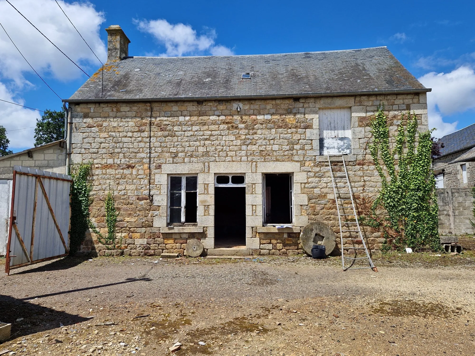 Maison en pierre à restaurer avec dépendances et grand terrain près d'Ecouves