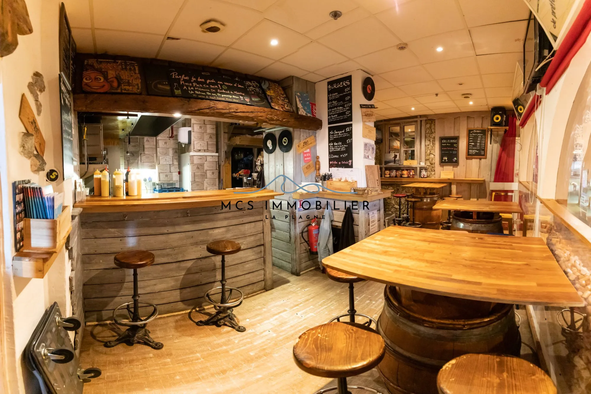 Fonds de commerce bar à vins et restauration à Aime 2000 avec forte clientèle 