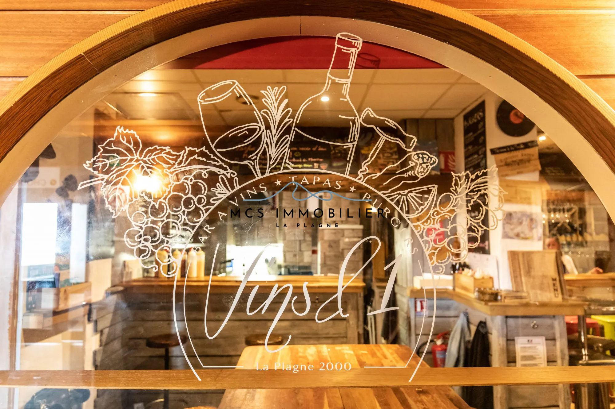 Fonds de commerce bar à vins et restauration à Aime 2000 avec forte clientèle 