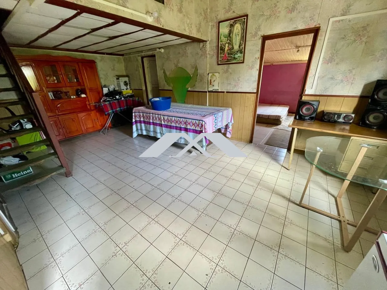 Maison mitoyenne à rénover de 87 m² à Pierrefonds, proche commodités 