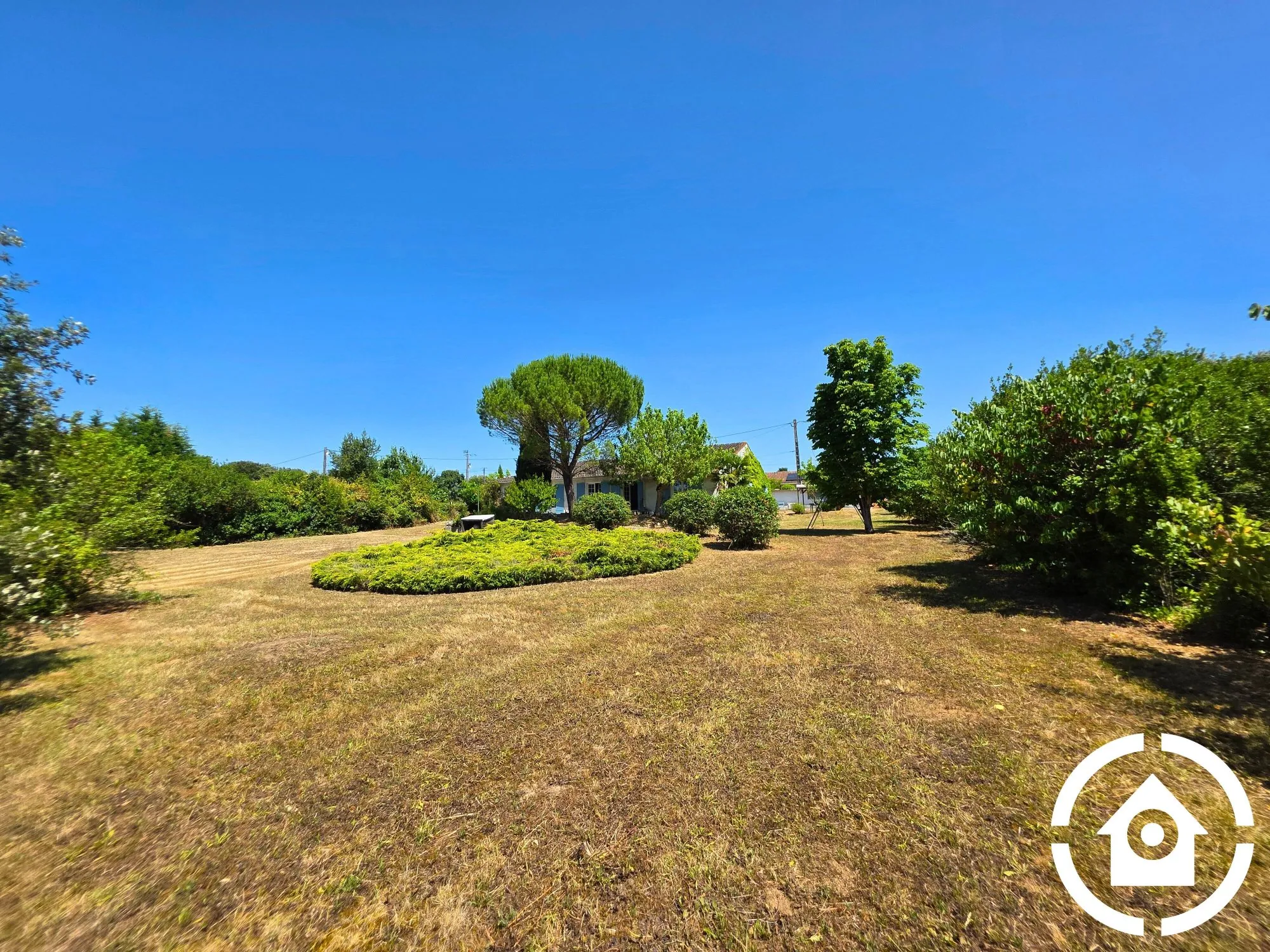 Maison familiale avec jardin arboré à Gensac-la-Pallue 