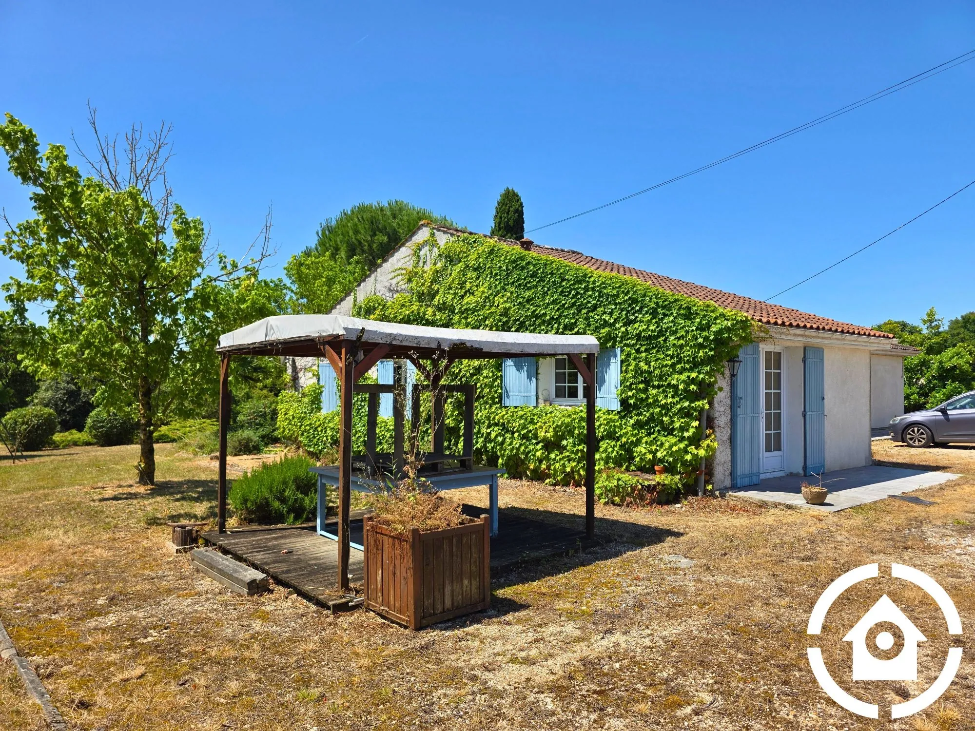 Maison familiale avec jardin arboré à Gensac-la-Pallue 