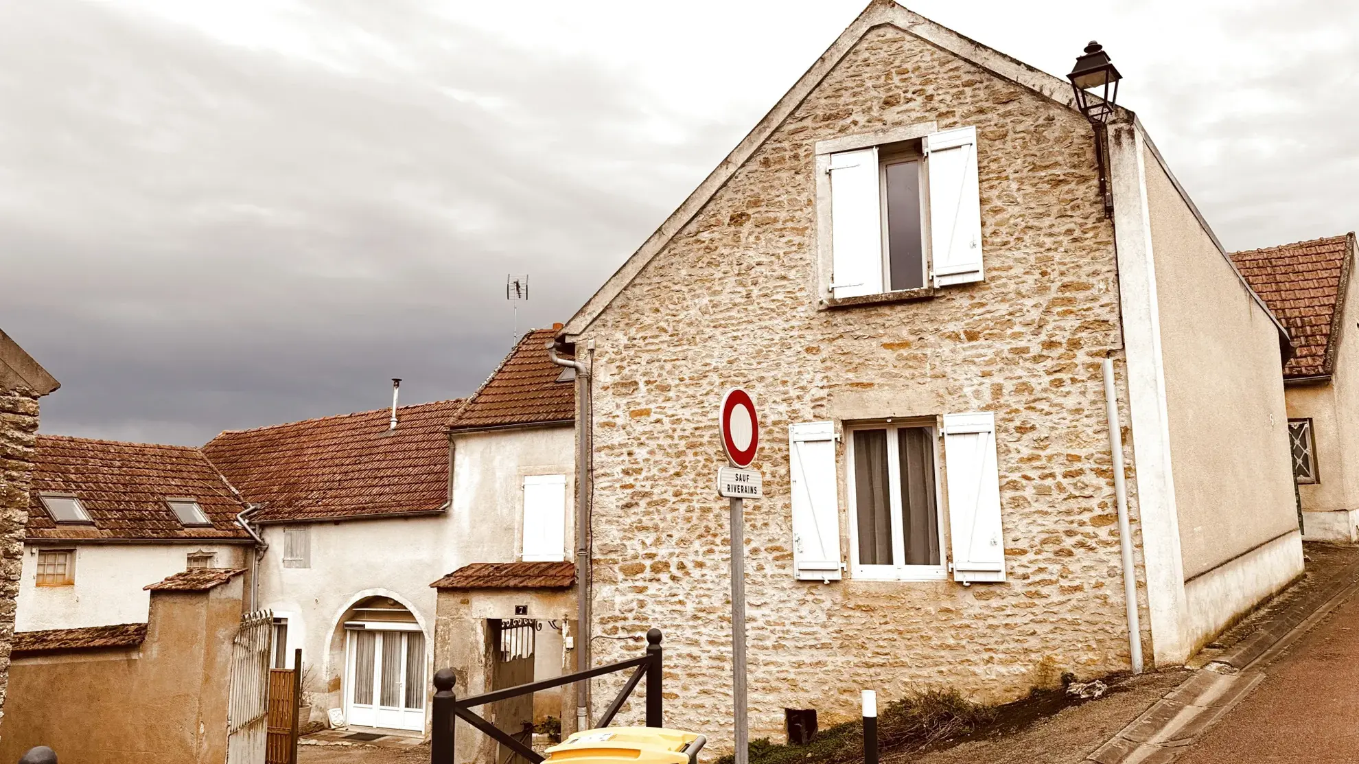 Immeuble de rapport avec 5 appartements à Annay-la-Côte, idéal pour investissement locatif