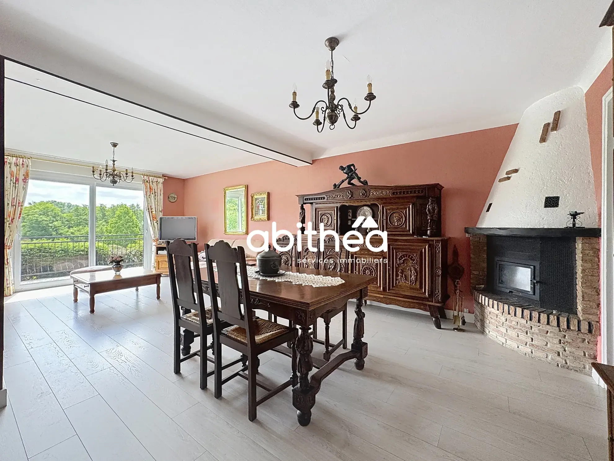 Maison semi-individuelle avec jardin, garage et vue dégagée à Sainte-Catherine 