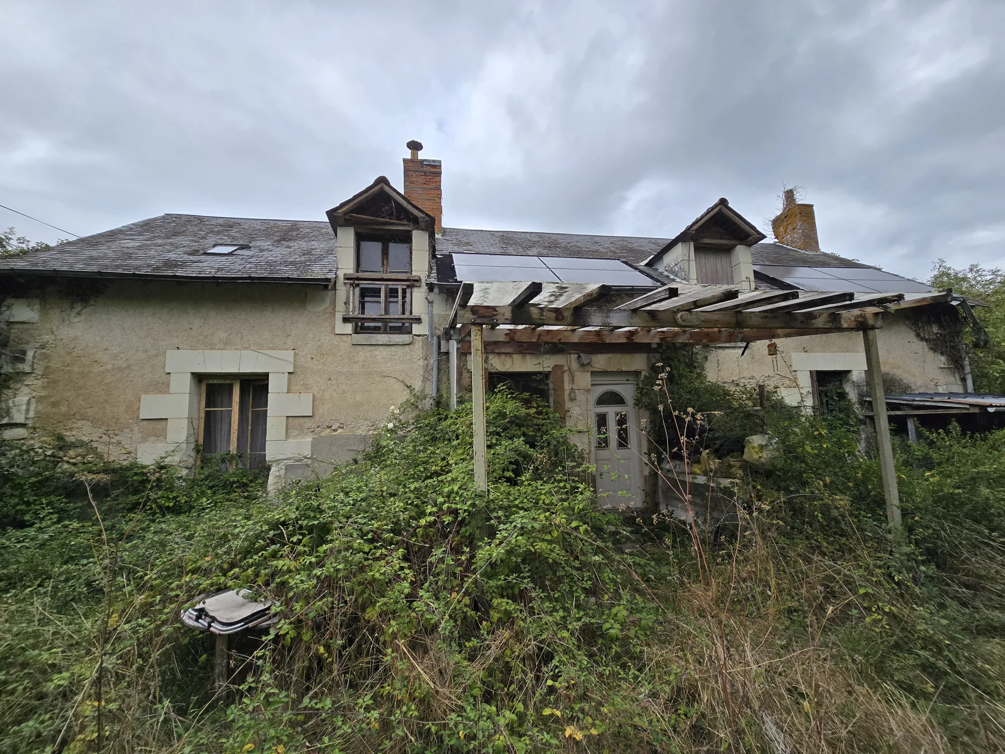 Maison individuelle avec grand jardin à Ecueille – Rénovation à prévoir 