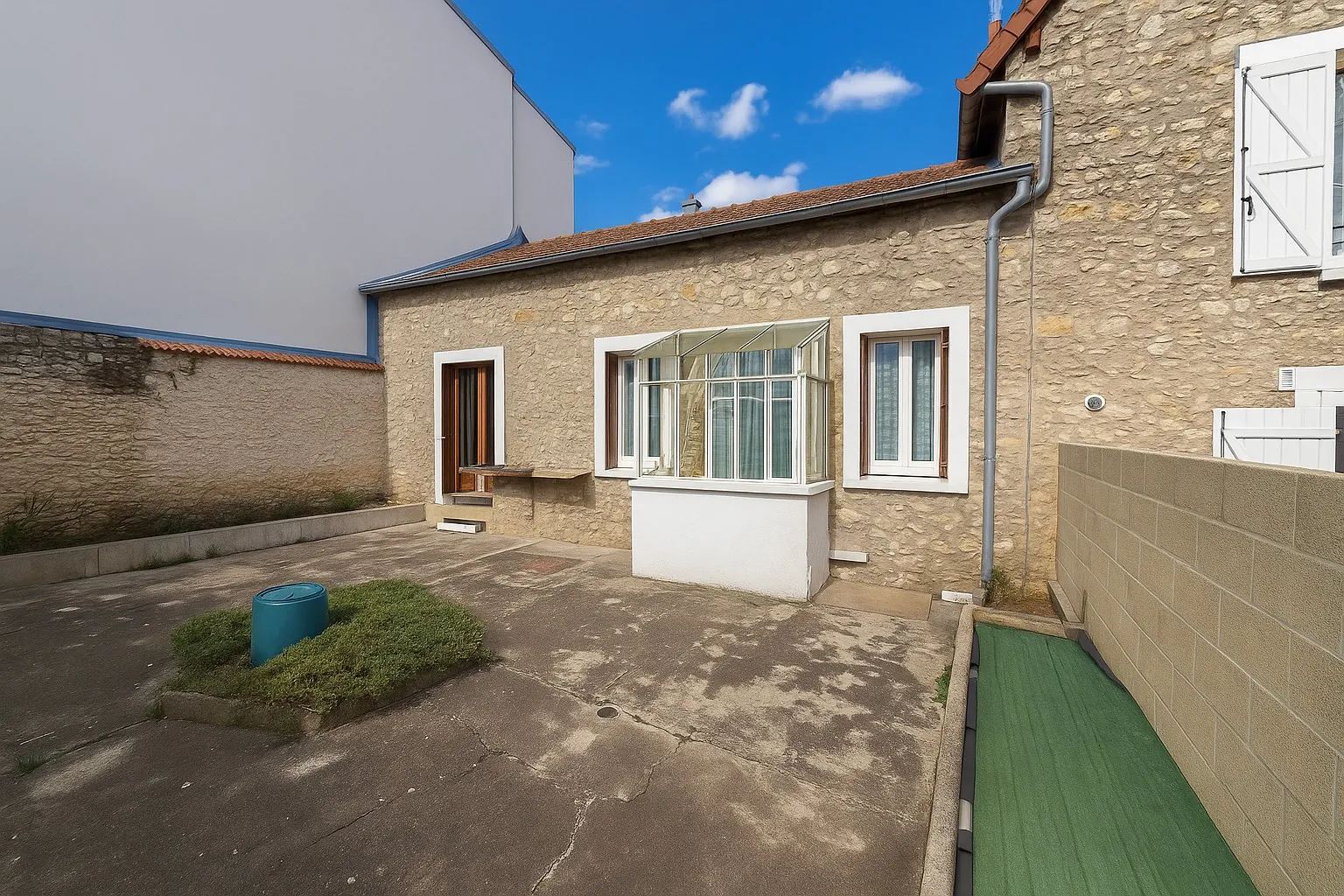 Maison de ville en plein centre d'Etampes avec cour et sous-sol – 100 m²