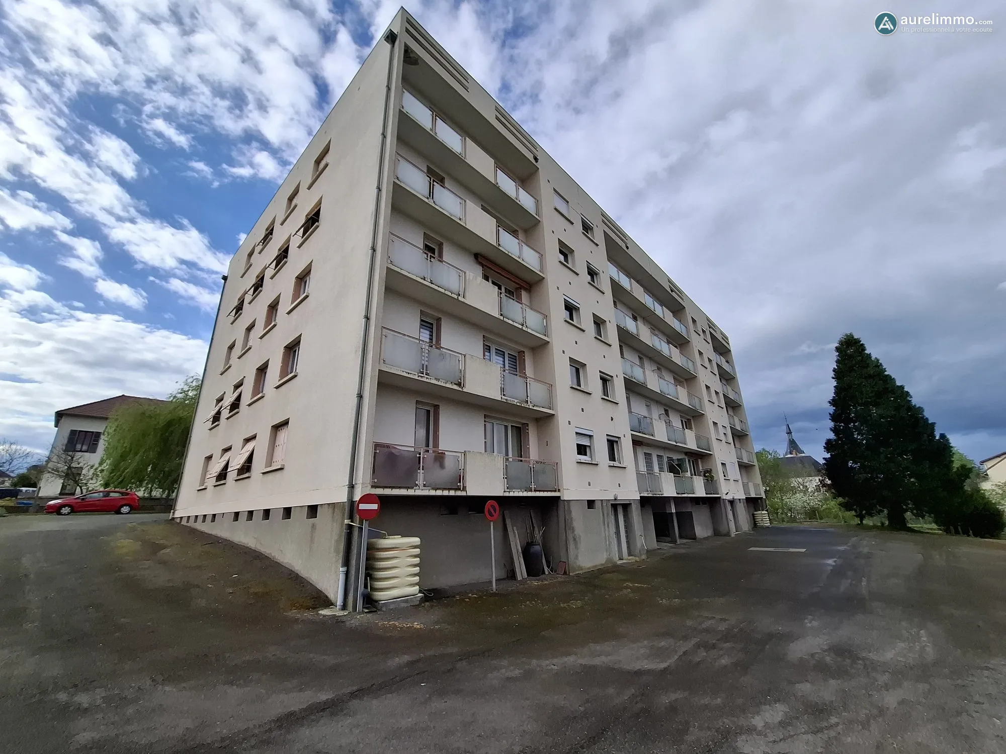 façade Appartement T2 de 42 m² à Néris-les-Bains avec balcon et jardin privé