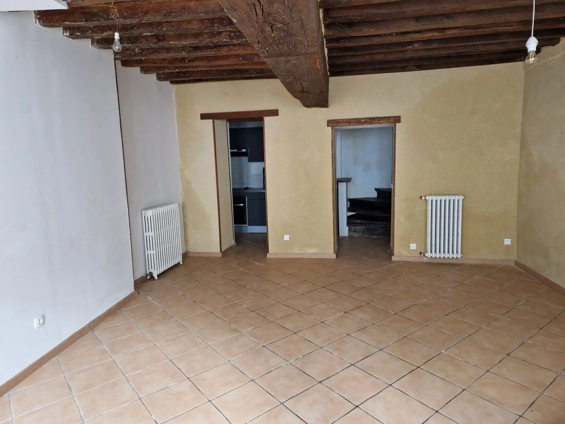 Maison de ville à Mamers avec 3 chambres et cave, charme historique et confort moderne 