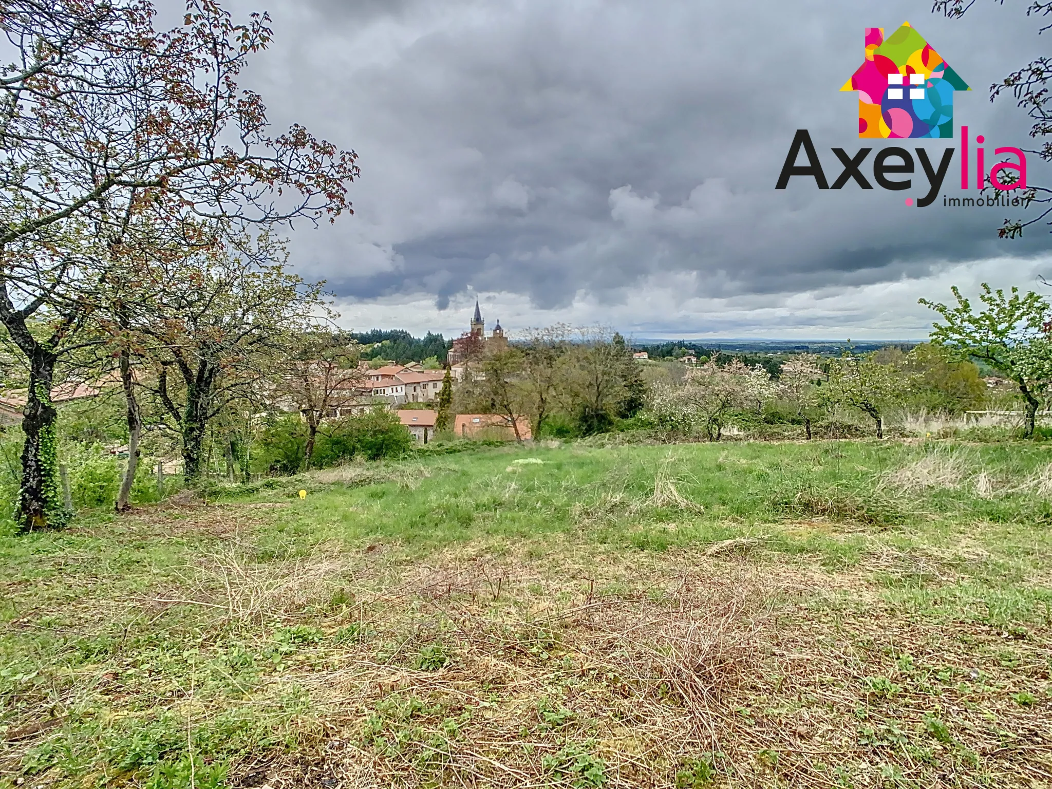 Terrain constructible au Crozet avec vue village, à viabiliser, idéal pour résidence ou investissement