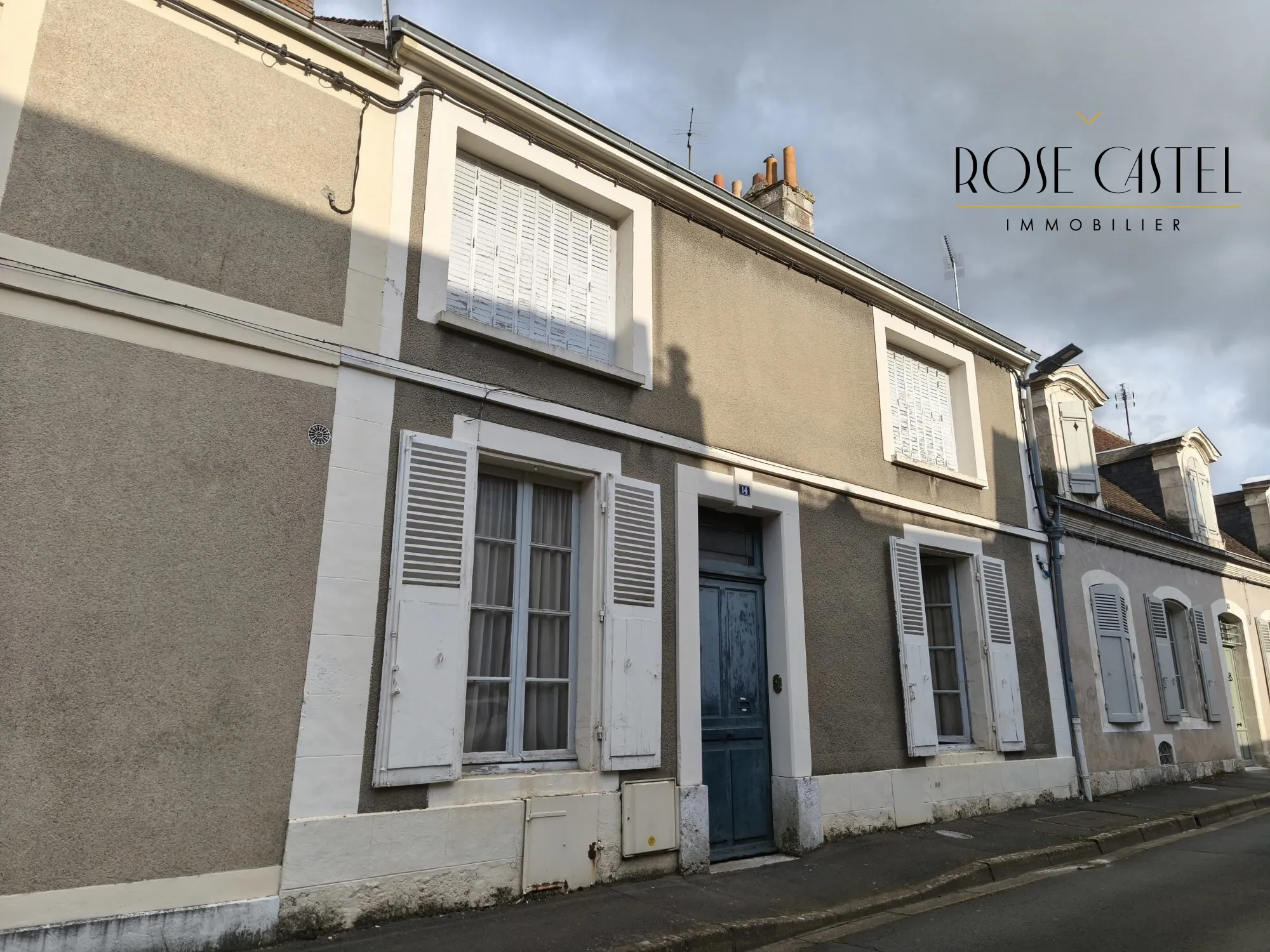 Maison ancienne à rénover au cœur de Châteaudun de 144 m² avec cour et garage