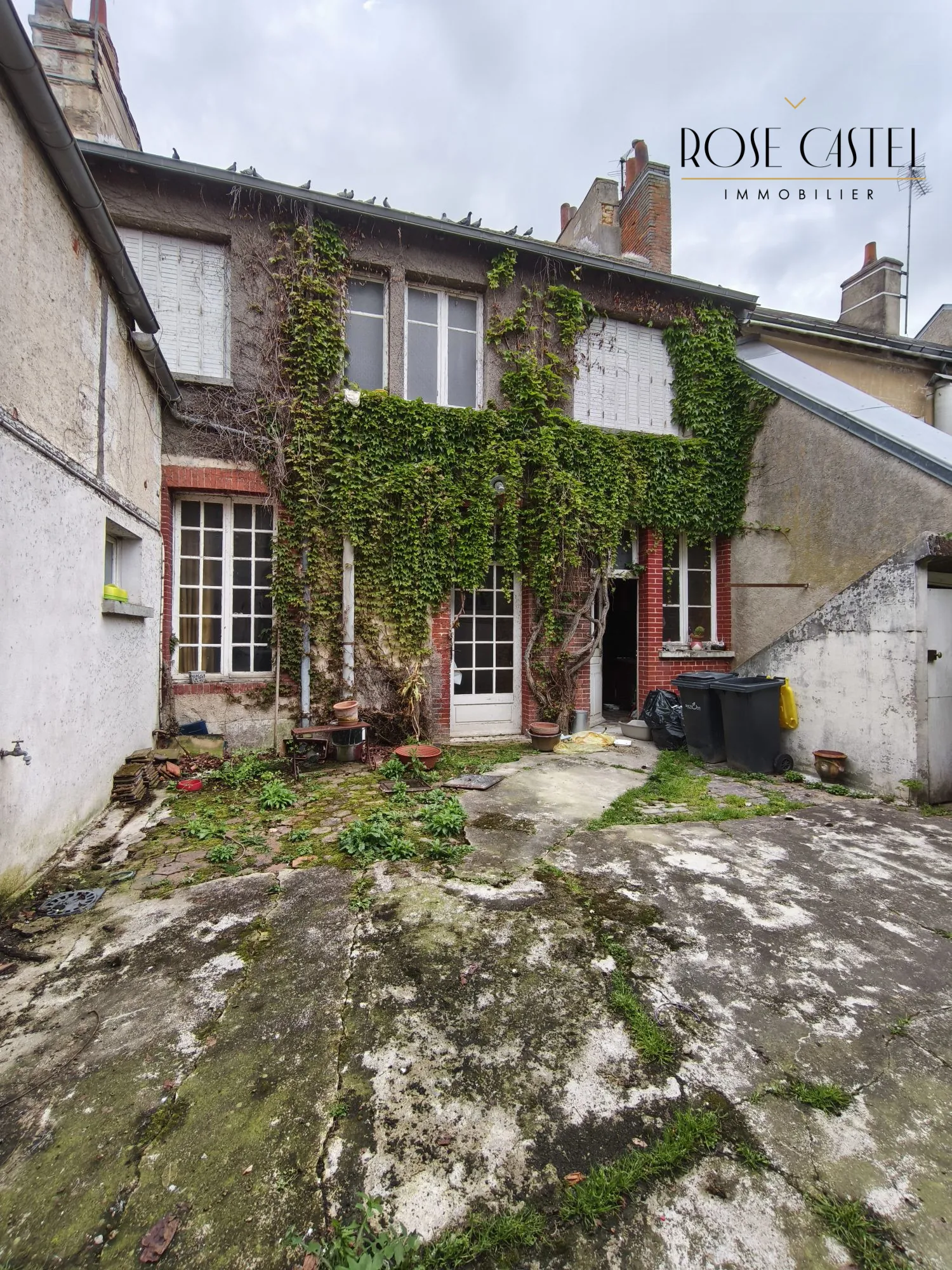 Maison ancienne à rénover au cœur de Châteaudun de 144 m² avec cour et garage 