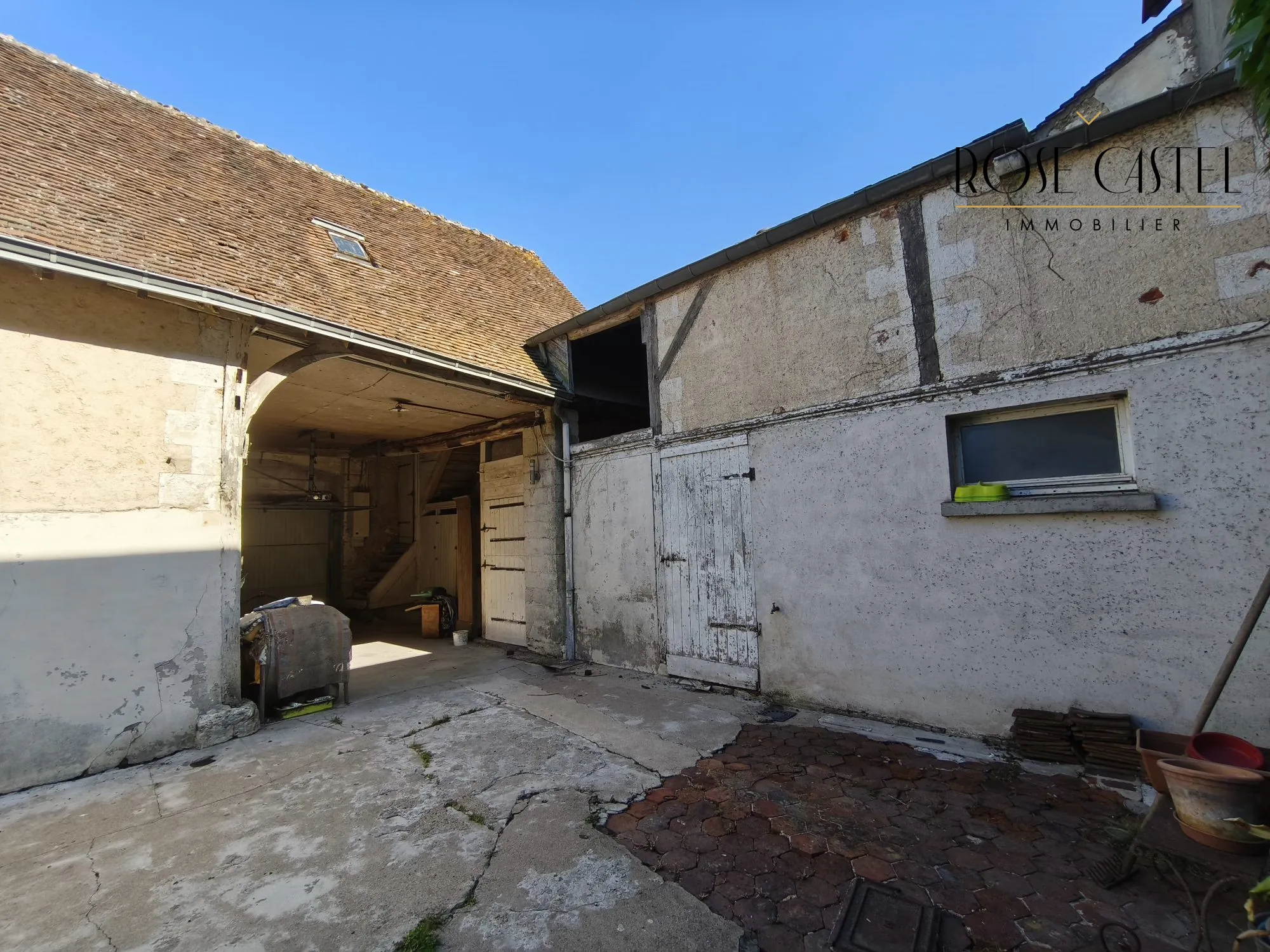Maison ancienne à rénover au cœur de Châteaudun de 144 m² avec cour et garage 