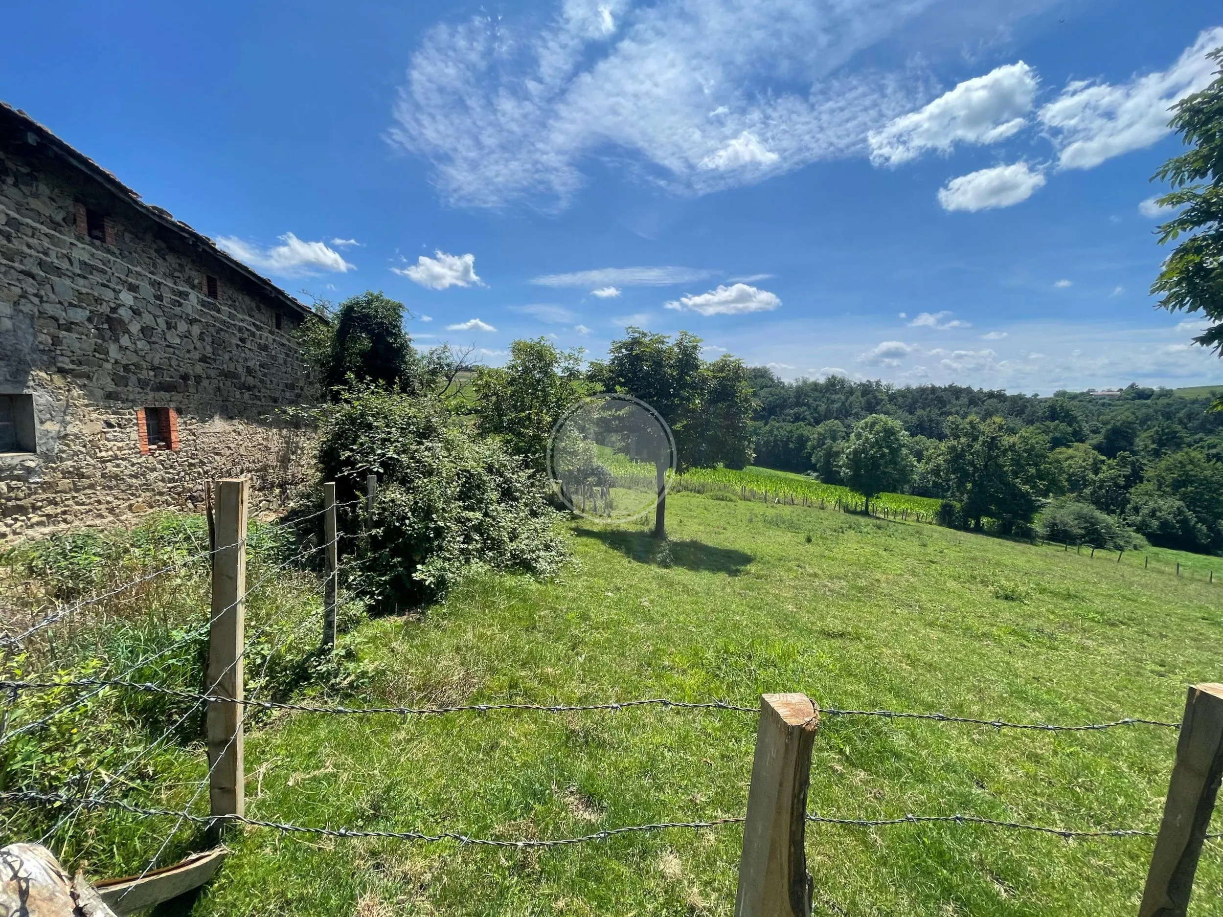 Ancienne bâtisse avec potentiel exceptionnel à Saint Symphorien sur Coise