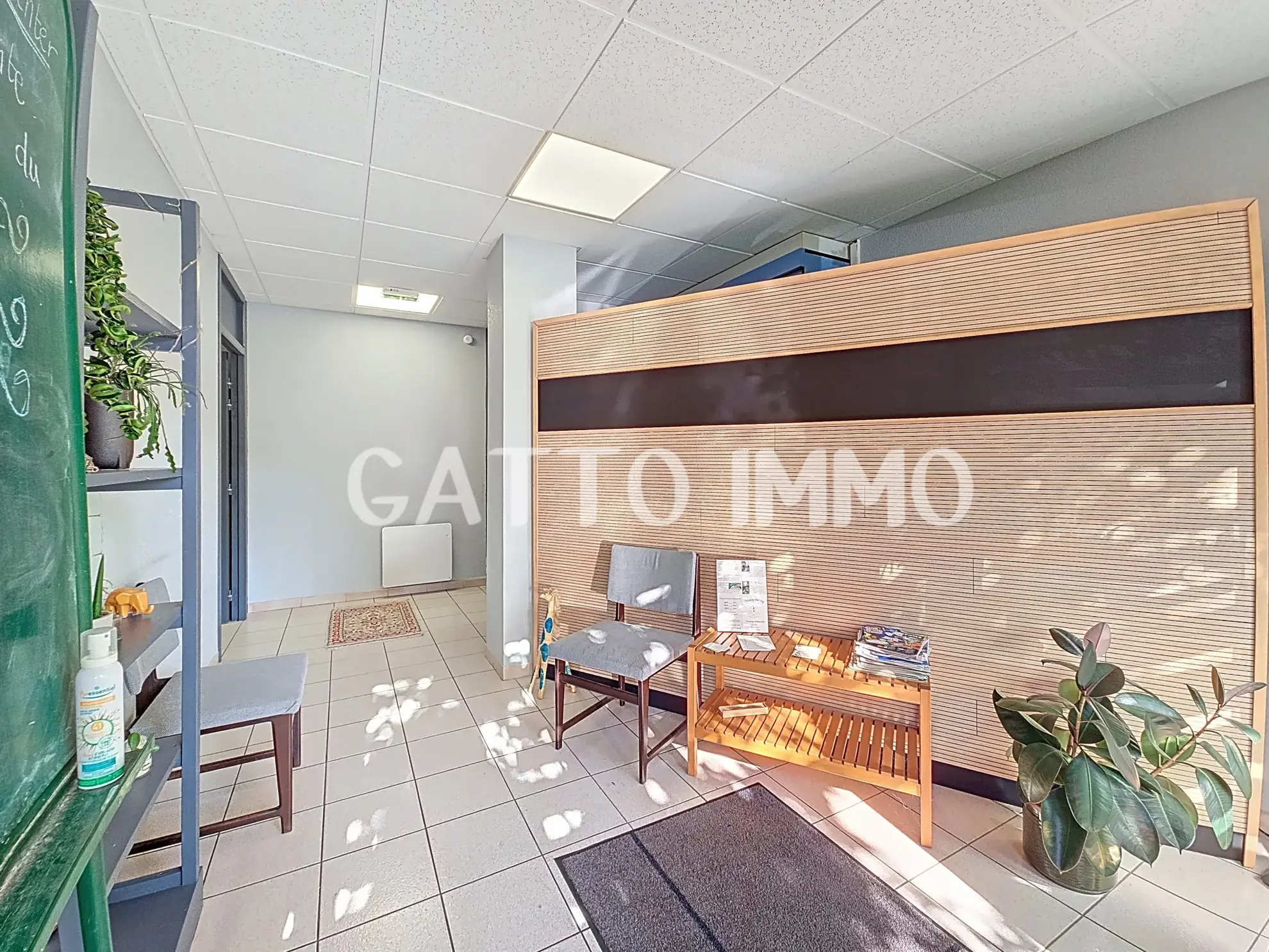 Local commercial de 100 m² à Hagondange avec plusieurs bureaux et stationnement 
