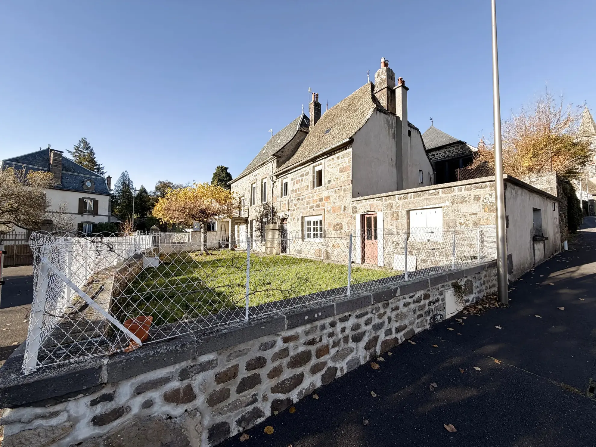 Belle maison en pierre avec terrain, proche de Saint-Flour et Pierrefort