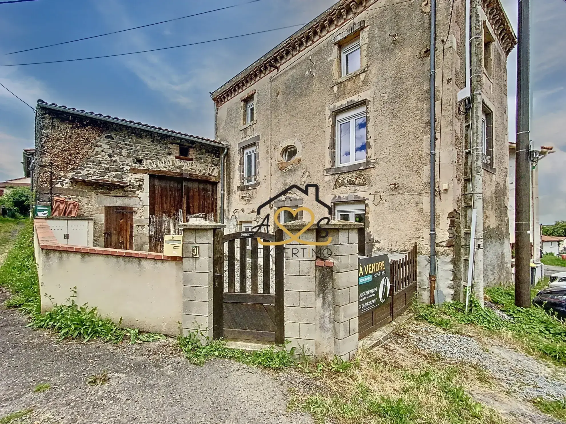 Maison à vendre avec cour et garage à Contournat - Saint-Julien-de-Coppel