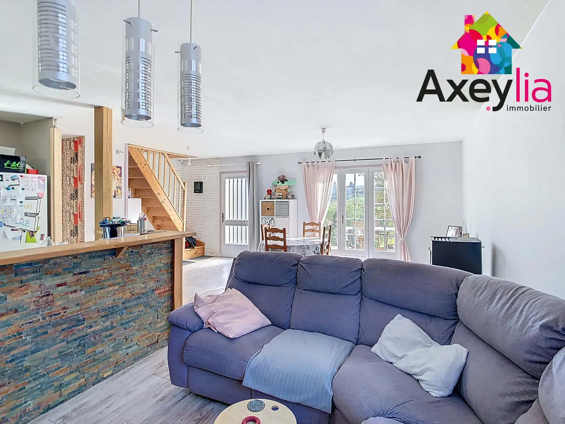 Maison rénovée de 106 m² avec terrasse et vue dégagée à Renaison 