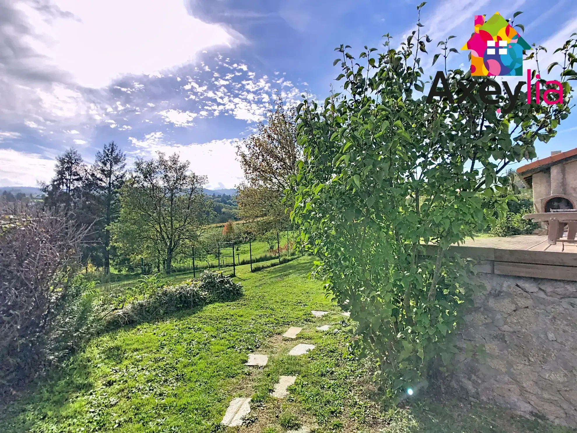 Maison rénovée de 106 m² avec terrasse et vue dégagée à Renaison 