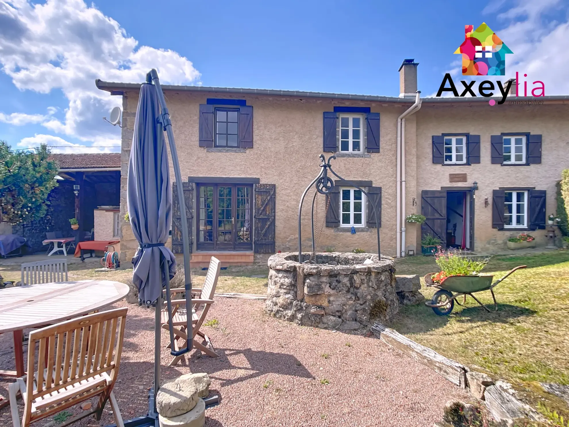 Maison de campagne avec grand terrain et dépendances à La Tuilière