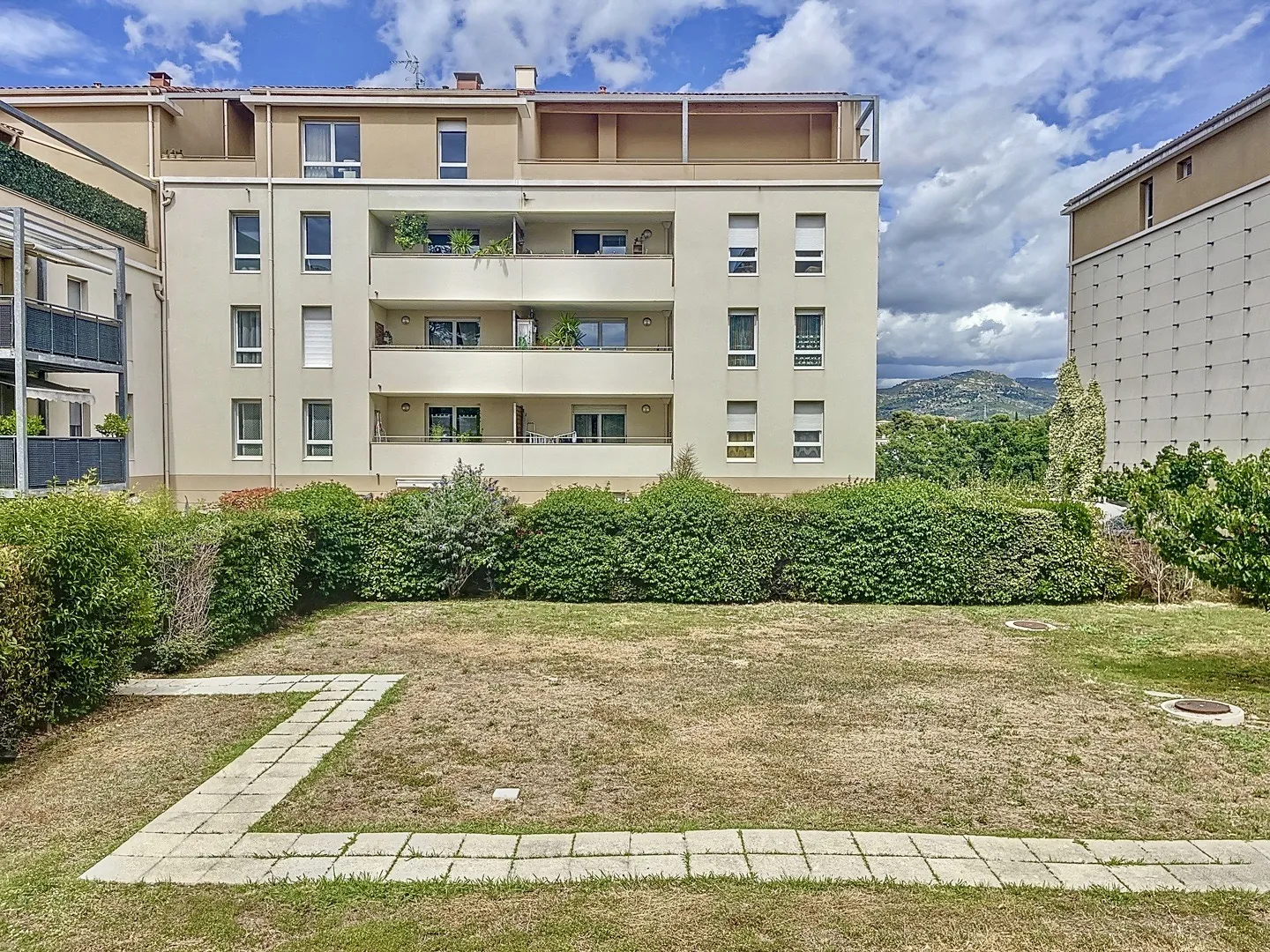 Appartement T3 à Marseille avec terrasse dans le secteur des Trois Lucs 