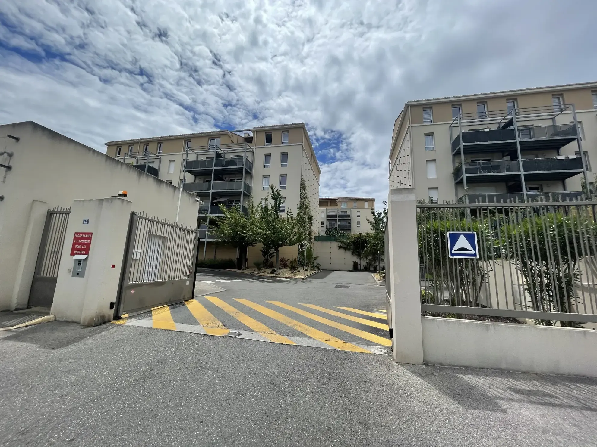 Appartement T3 à Marseille avec terrasse dans le secteur des Trois Lucs